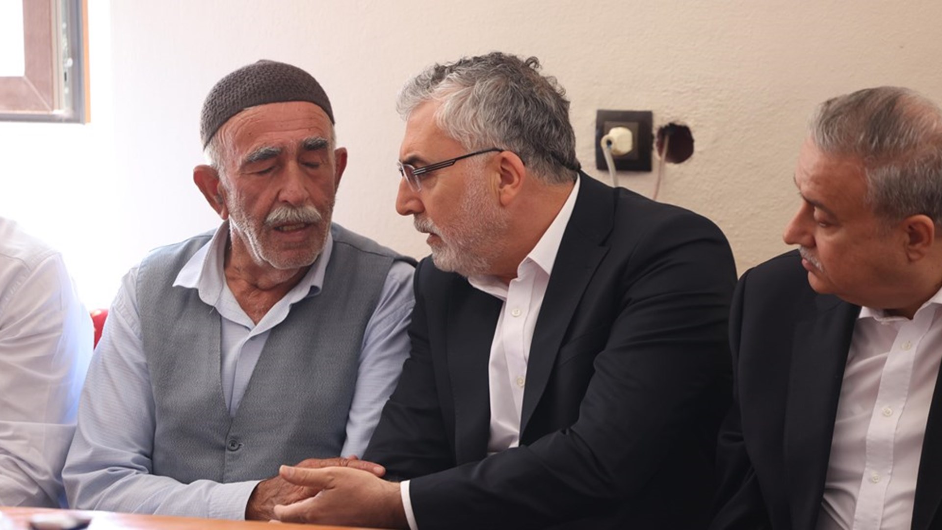 Çalışma ve Sosyal Güvenlik Bakanı Prof. Dr. Vedat Işıkhan, Diyarbakır ve Mardin'de çıkan yangın nedeniyle hayatını kaybedenlerin yakınlarına taziye ziyaretinde bulundu.