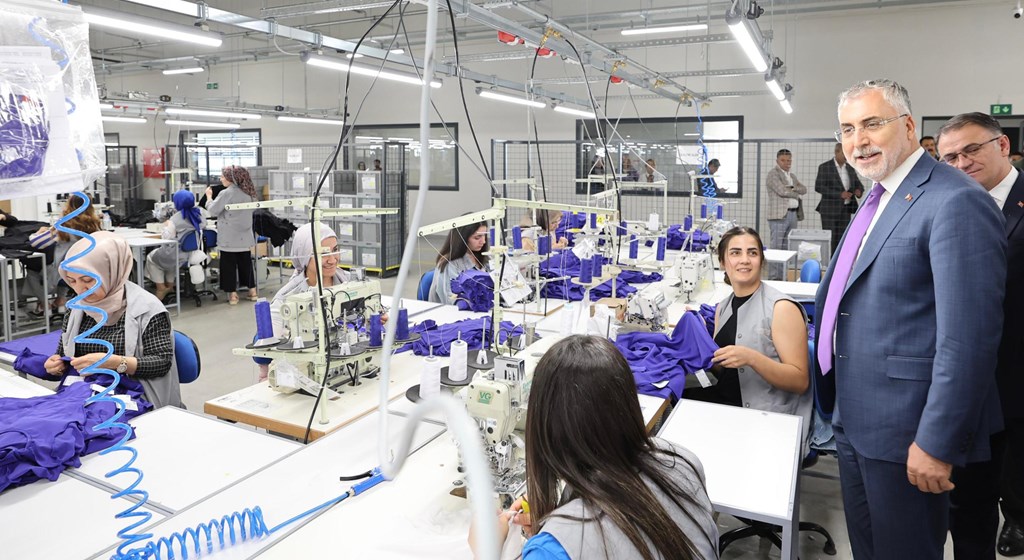 Çalışma ve Sosyal Güvenlik Bakanı Prof. Dr. Vedat Işıkhan, çeşitli ziyaretlerde bulunmak ve programlara katılmak üzere Van’a gitti.