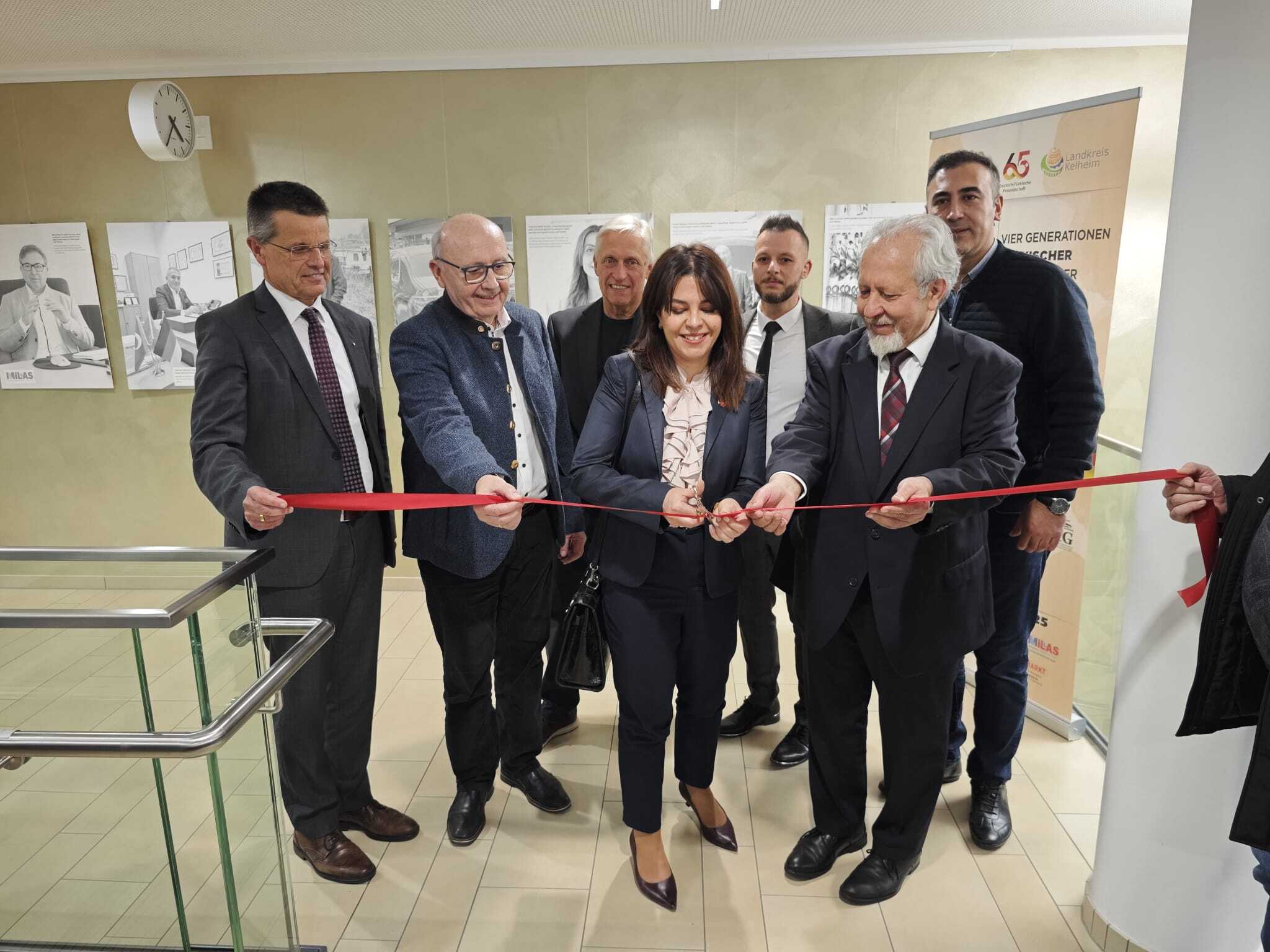 Türkiye’s Labour and Social Security Attaché in Munich, Ms. Şeniz ÖZMERT KOÇER, opened a photo exhibition titled “65 Years – Four Generations of Turks in Kelheim District” to mark the 65th anniversary of the arrival of Turks in Kelheim.