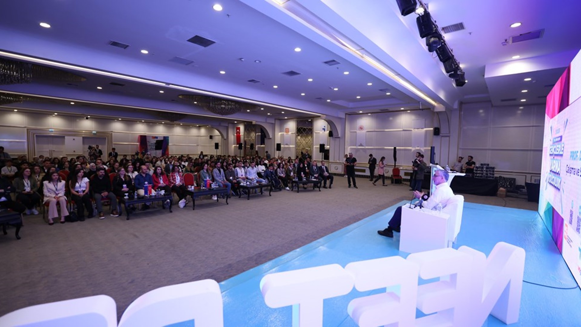 Çalışma ve Sosyal Güvenlik Bakanı Prof. Dr. Vedat Işıkhan, İŞKUR NEET PRO kapsamında ‘Gençlerle Yarına Yolculuk’ Programında gençlerle bir araya gelerek, sorularını yanıtladı.