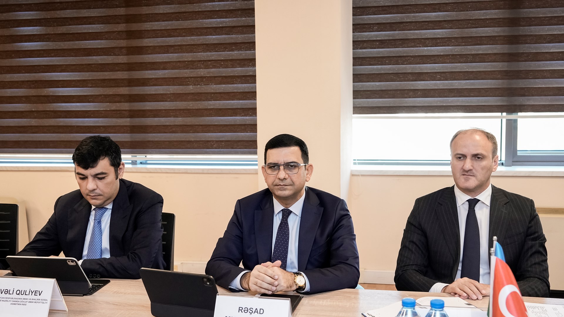 Rehberlik ve Teftiş Başkanımız Bekir Aktürk ve beraberindeki heyet, Azerbaycan’a gerçekleştirdiği çalışma ziyaretinin son gününde iki ülke arasındaki Eylem Planı'nda yer alan maddelerin uygulanmasını ele aldı. 25 Eylül 2025 tarihinde Azerbaycan Çalışma ve Halkın Sosyal Koruması Bakanlığında düzenlenen toplantıda, çalışma ilişkileri ve iş güvenliği tedbirlerinin uygulanması konuları masaya yatırıldı.