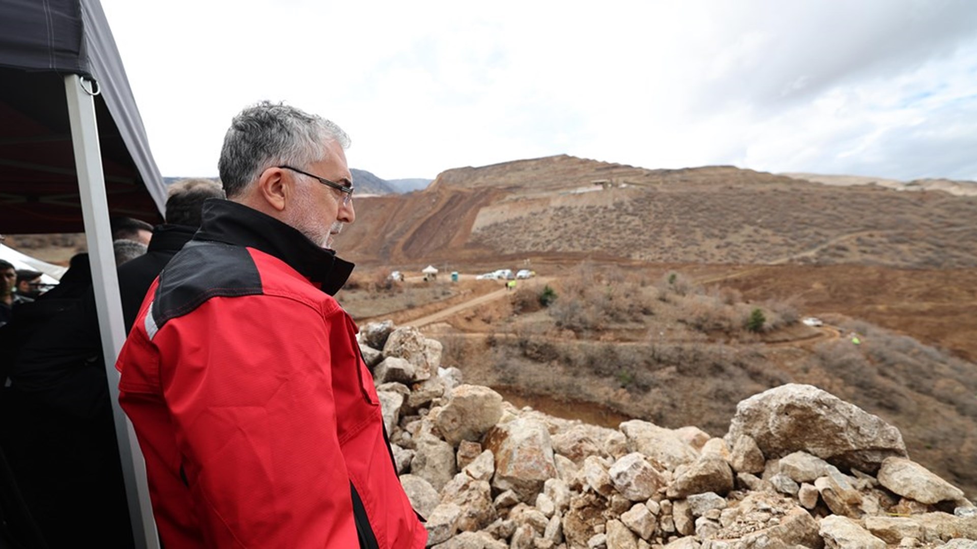 Çalışma ve Sosyal Güvenlik Bakanı Prof. Dr. Vedat Işıkhan, Erzincan ilinin İliç ilçesindeki altın madeni sahasında meydana gelen heyelandan dolayı 9 işçinin göçük altında kaldığı bölgede incelemelerde bulundu ve Afet Koordinasyon Merkezi’nde yetkililerden bilgi aldı.