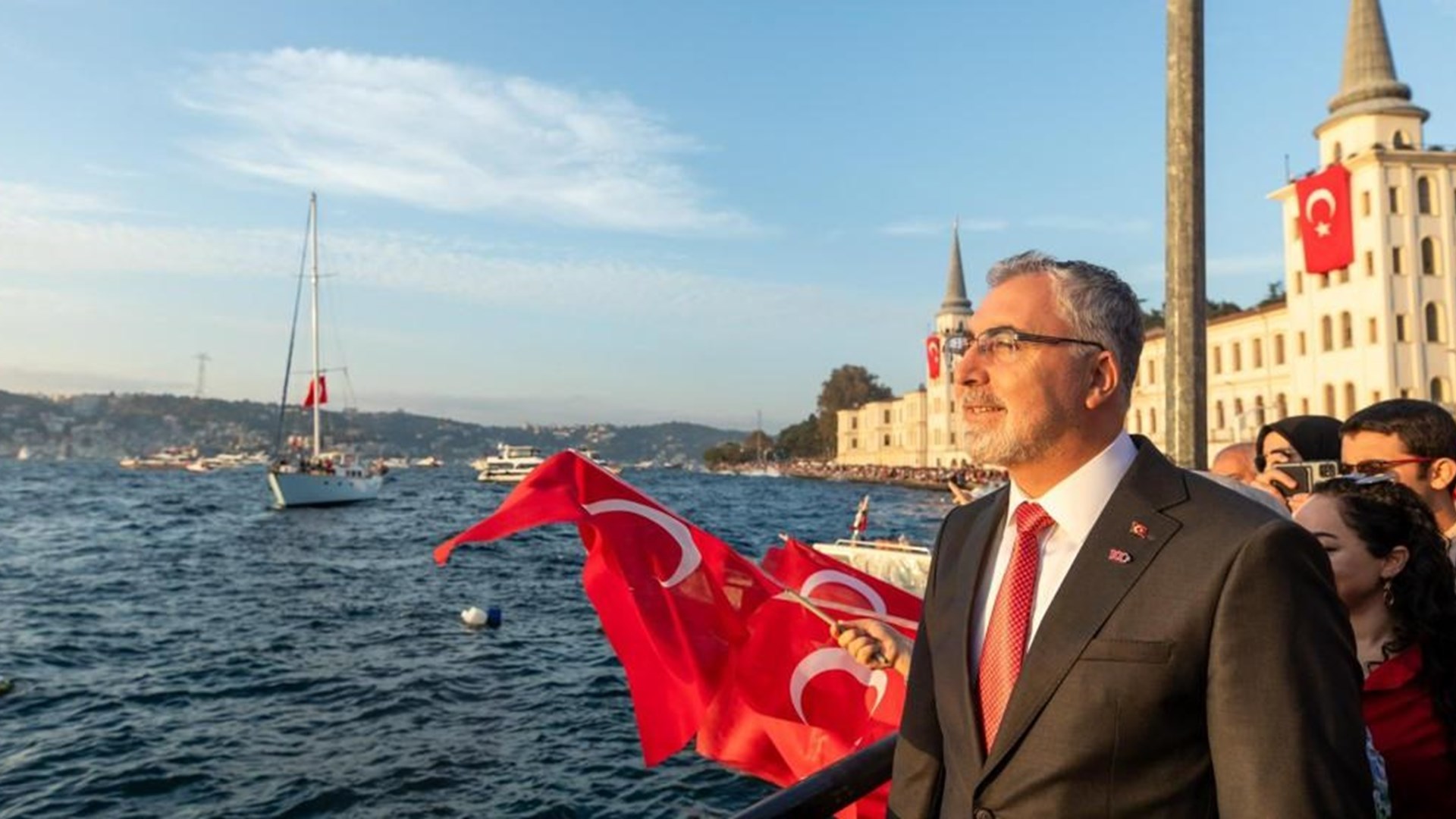 Çalışma ve Sosyal Güvenlik Bakanı Prof. Dr. Vedat Işıkhan, Cumhurbaşkanı Recep Tayyip Erdoğan ve devlet erkanı ile beraber, 29 Ekim Cumhuriyet Bayramı'nın 100.yıl dönümü kapsamında Anıtkabir'i ziyaret etti.