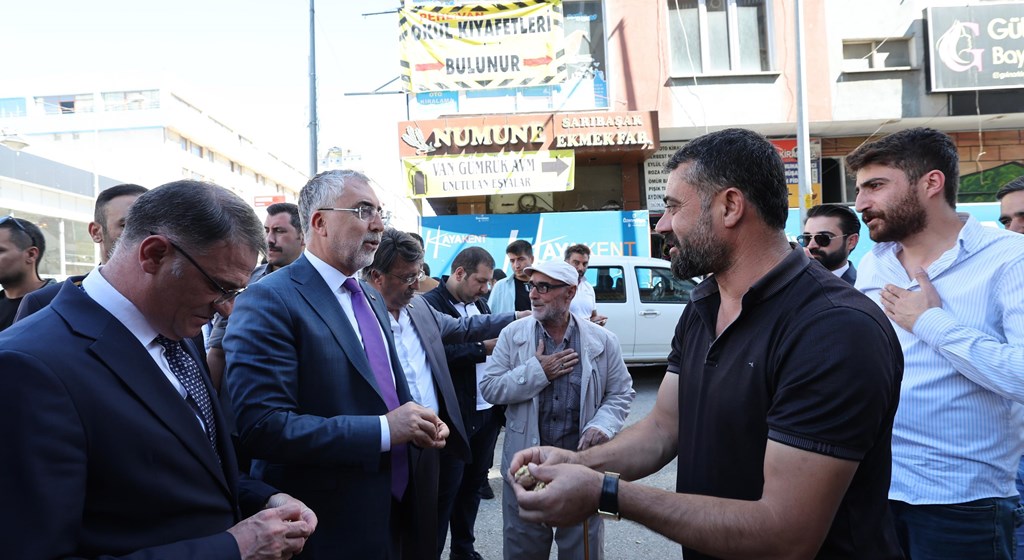 Çalışma ve Sosyal Güvenlik Bakanı Prof. Dr. Vedat Işıkhan, çeşitli ziyaretlerde bulunmak ve programlara katılmak üzere Van’a gitti.