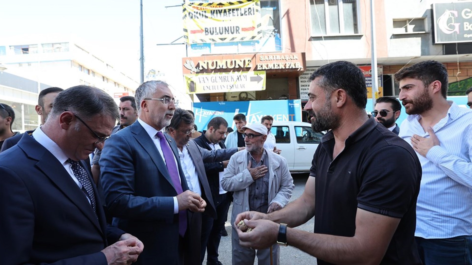 Çalışma ve Sosyal Güvenlik Bakanı Prof. Dr. Vedat Işıkhan, çeşitli ziyaretlerde bulunmak ve programlara katılmak üzere Van’a gitti.
