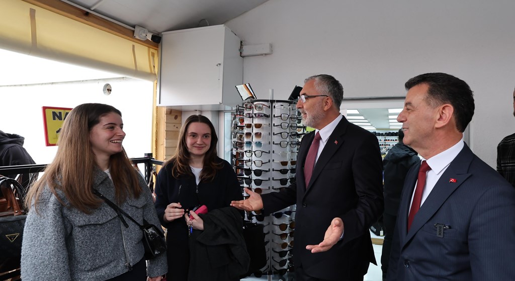 Çalışma ve Sosyal Güvenlik Bakanı Prof. Dr. Vedat Işıkhan, çeşitli temaslarda bulunak ve programlara katılmak üzere Tekirdağ ve Edirne illerini ziyaret etti.
