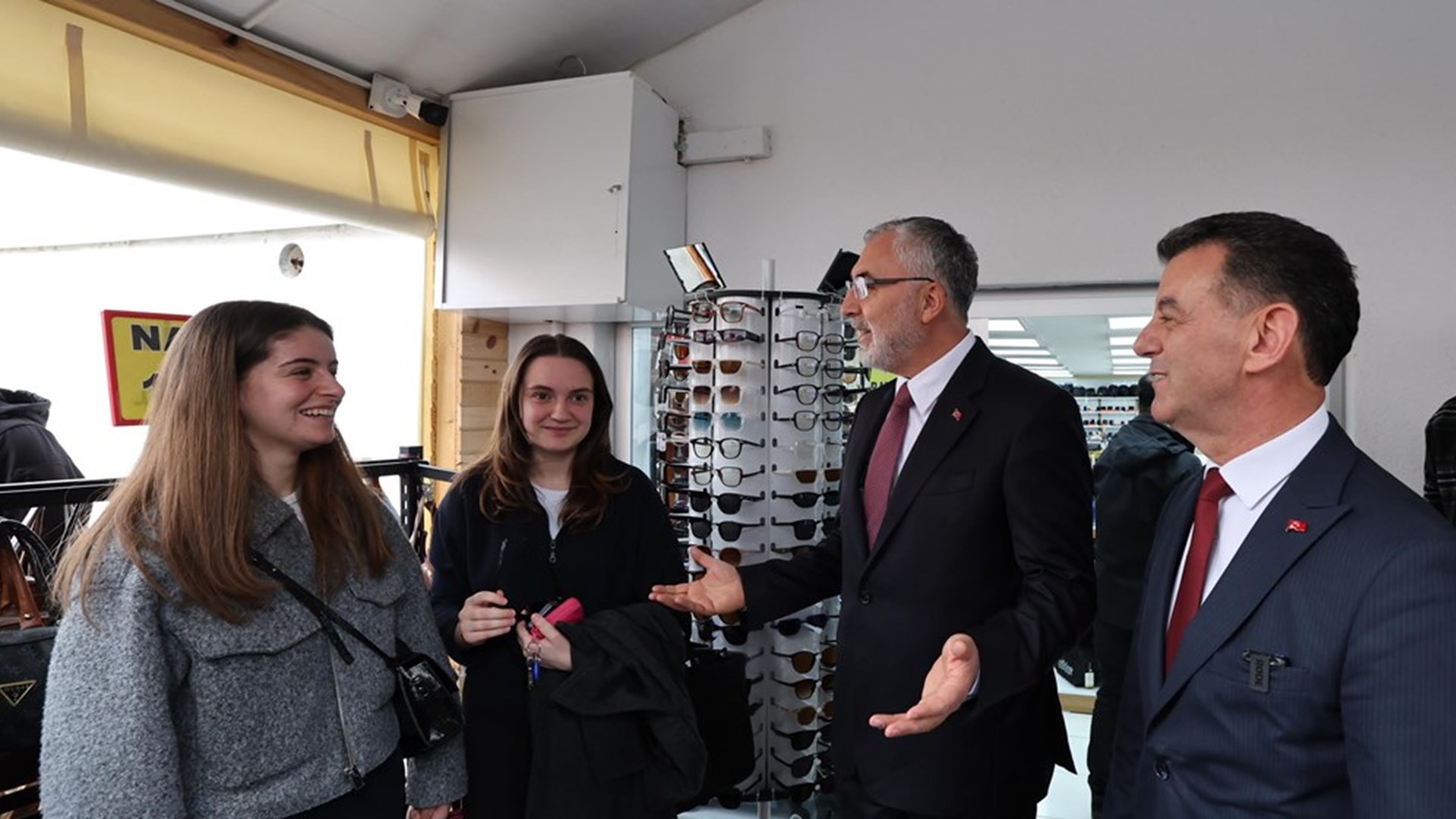 Çalışma ve Sosyal Güvenlik Bakanı Prof. Dr. Vedat Işıkhan, çeşitli temaslarda bulunak ve programlara katılmak üzere Tekirdağ ve Edirne illerini ziyaret etti.