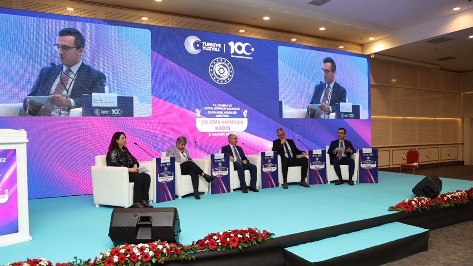 Panele katılan Çalışma ve Sosyal Güvenlik Bakanımız Prof. Dr. Vedat Işıkhan, kadınların ekonomik, hukuki, sosyal hak ve özgürlükleri konularının özellikle son 21 yıldır üzerinde hassasiyetle durulan ve bu alanda özel politika geliştirilen alanlardan biri olduğunu belirtti.