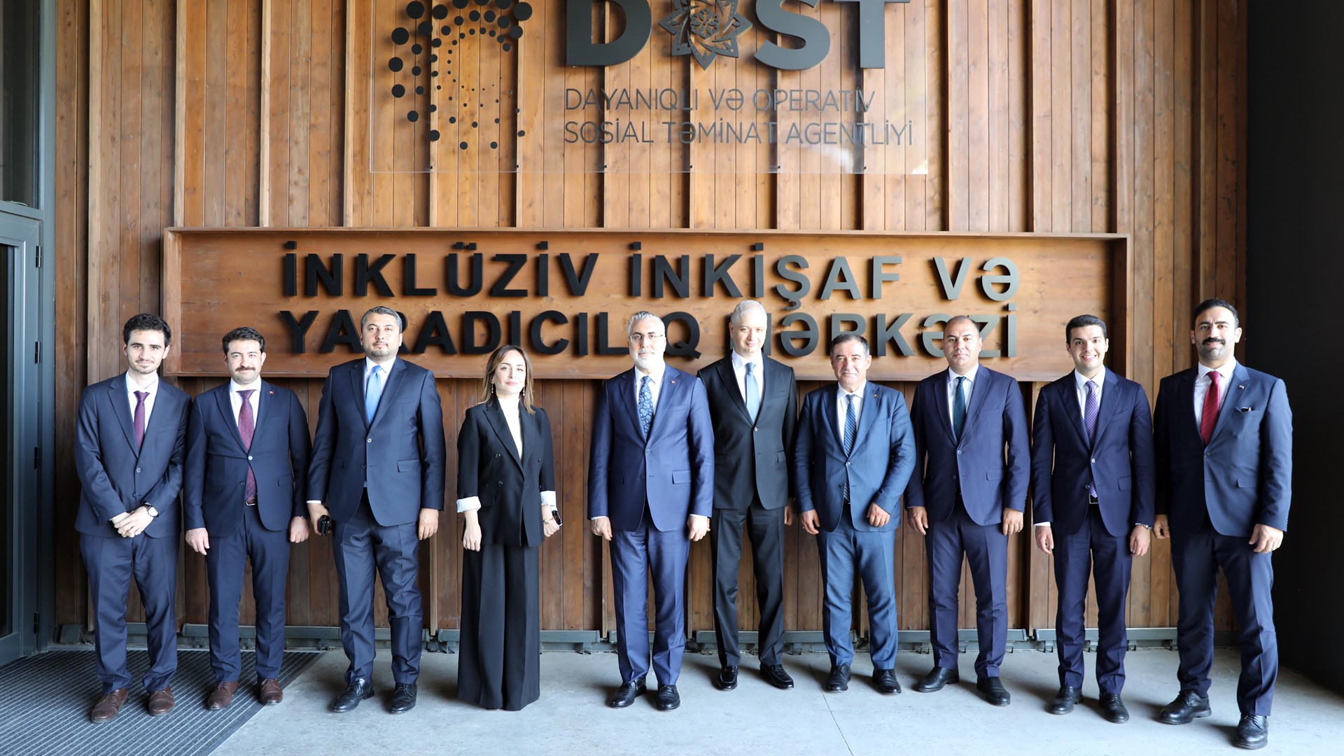 Çalışma ve Sosyal Güvenlik Bakanı Prof. Dr. Vedat Işıkhan, Azerbaycan’daki temasları kapsamında ilk olarak Azerbaycan milli lideri merhum Haydar Aliyev'in kabrini, Azerbaycan Şehitliği ve Türk Şehitliği’ni ziyaret etti.