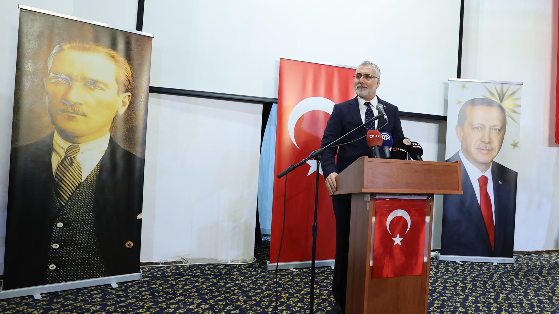 Çalışma ve Sosyal Güvenlik Bakanı Prof. Dr. Vedat Işıkhan, programlara katılmak ve çeşitlik temaslarda bulunmak üzere İzmir’e gitti.