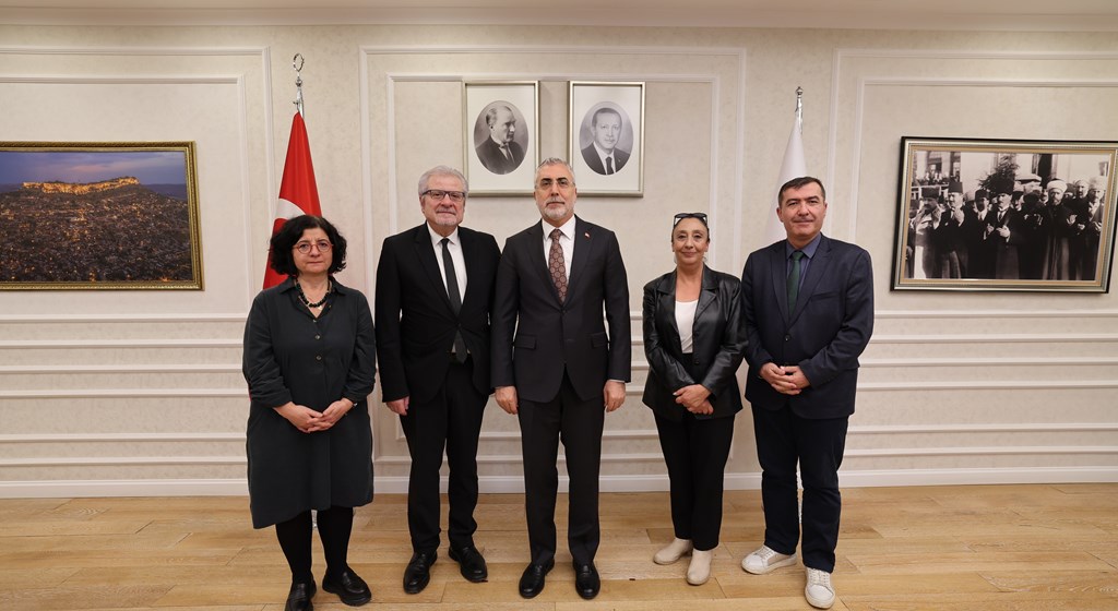 Çalışma ve Sosyal Güvenlik Bakanı Prof. Dr. Vedat Işıkhan, Ekonomim Gazetesi’ne çalışma hayatı ve gündeme ilişkin değerlendirmelerde bulundu.