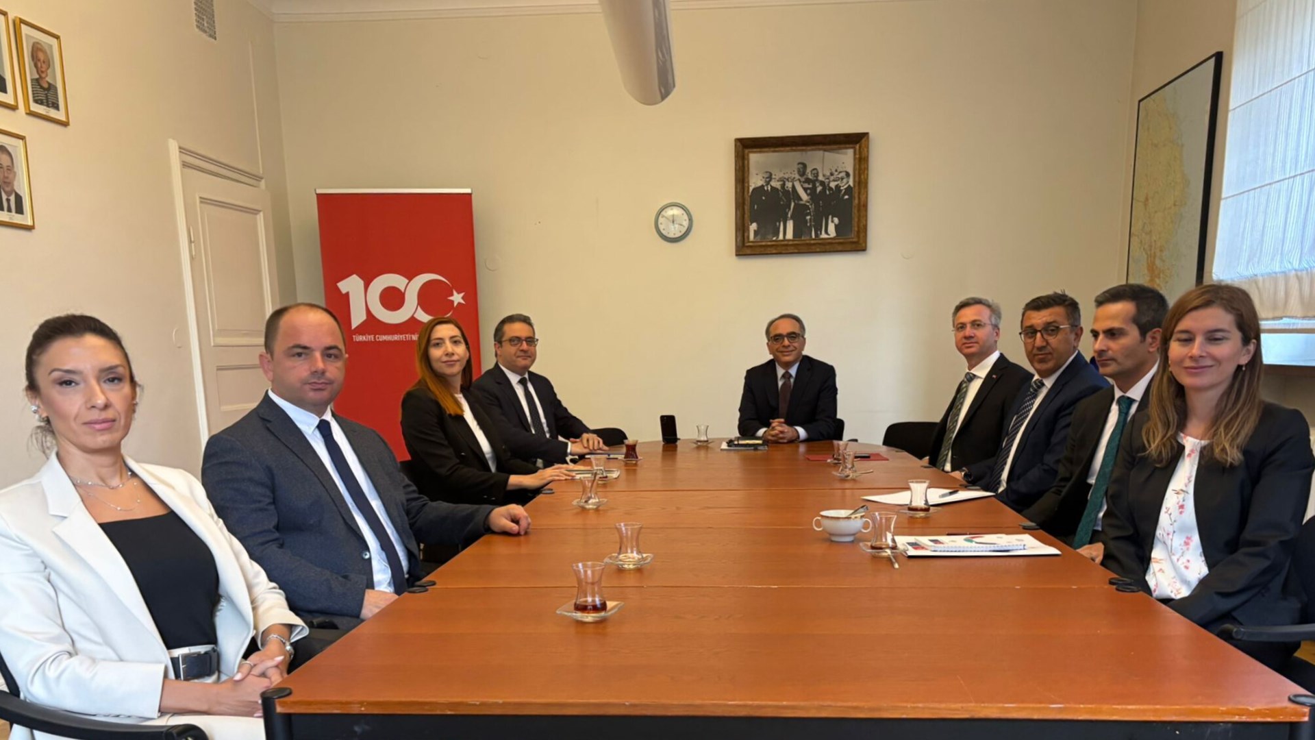 Türkiye Cumhuriyeti Stockholm Büyükelçiliğine 26 Ağustos 2025 tarihinde ziyaret gerçekleştirildi. Görüşmede Başkanlığımızın teftiş ve rehberlik faaliyetleri ile çalışma ziyareti programının genel çerçevesi değerlendirildi.