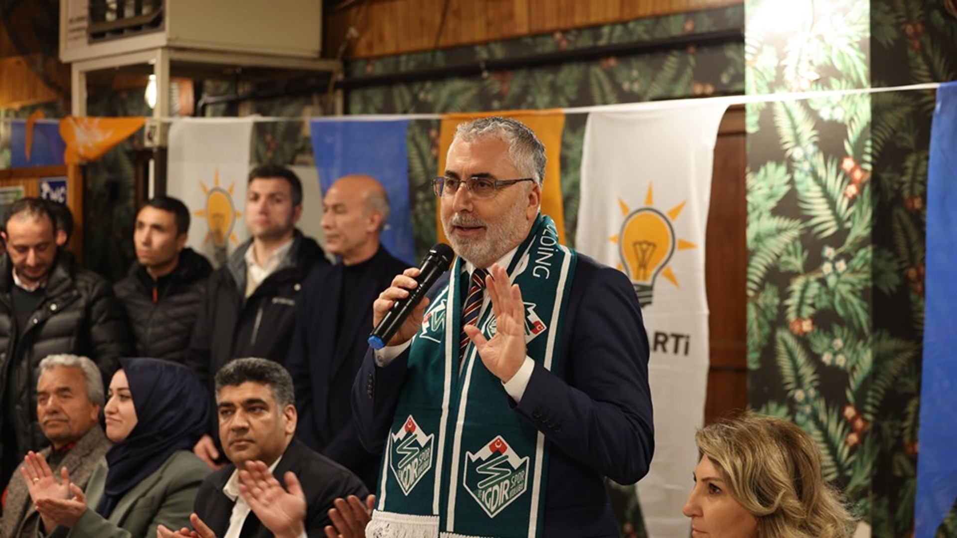 Çalışma ve Sosyal Güvenlik Bakanı Prof. Dr. Vedat Işıkhan, çeşitli temaslarda bulunmak ve programlara katılmak üzere Iğdır’a gitti.