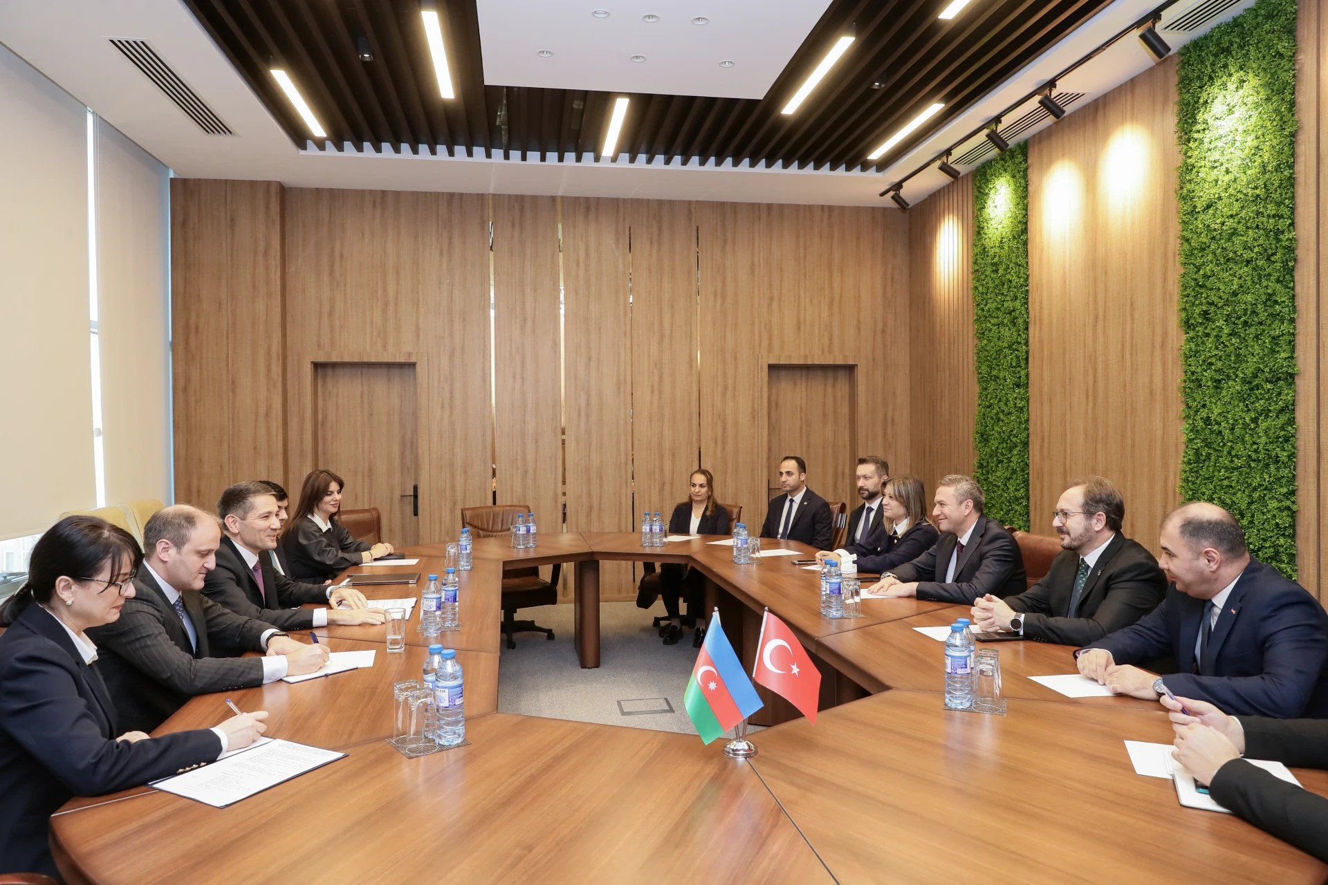 Genel Müdürlüğümüz, 16-19 Aralık 2024 tarihlerinde Azerbaycan’a çalışma ziyareti gerçekleştirdi. İş sağlığı ve güvenliği alanında yürütülecek faaliyetler doğrultusunda gerçekleştirilen ziyaret, çalışma hayatı ve sosyal güvenlik alanlarında da iş birliğini geliştirme yolunda önemli bir adım oldu.