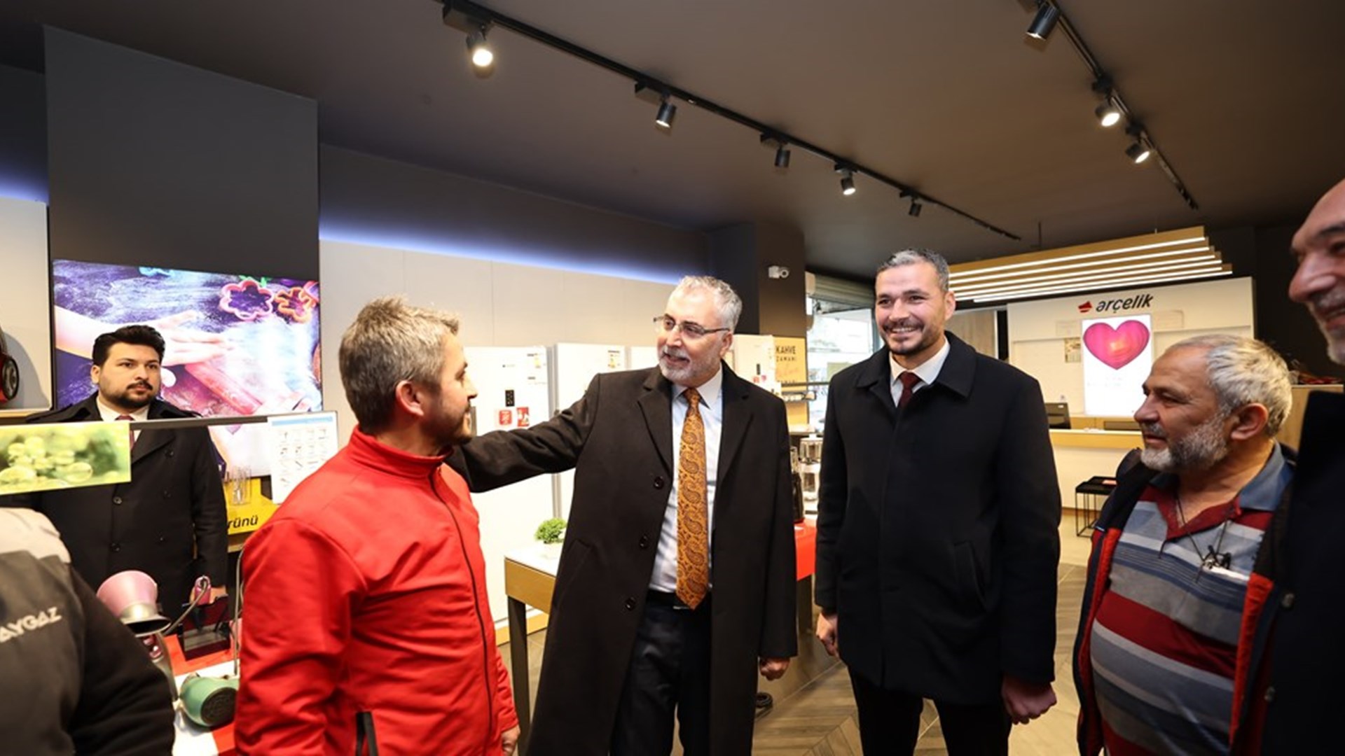 Çalışma ve Sosyal Güvenlik Bakanı Prof. Dr. Vedat Işıkhan, çeşitli temaslarda bulunmak ve programlara katılmak üzere Konya’ya gitti.