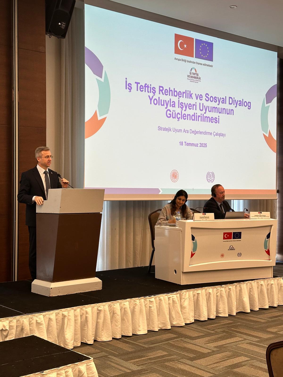 İş Teftiş Rehberlik ve Sosyal Diyalog Yoluyla İşyeri Uyumunun Güçlendirilmesi Projesi kapsamında, 18 Temmuz 2025 tarihinde Ankara’da ara değerlendirme çalıştayı gerçekleştirildi.