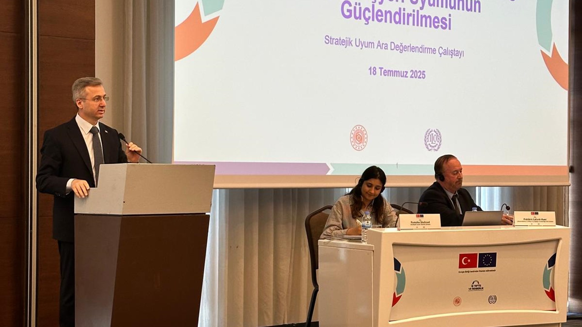 İş Teftiş Rehberlik ve Sosyal Diyalog Yoluyla İşyeri Uyumunun Güçlendirilmesi Projesi kapsamında, 18 Temmuz 2025 tarihinde Ankara’da ara değerlendirme çalıştayı gerçekleştirildi.