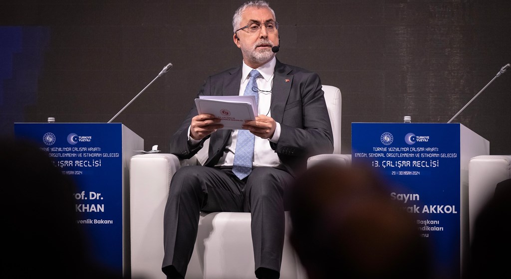 Çalışma ve Sosyal Güvenlik Bakanı Prof. Dr. Vedat Işıkhan, "Türkiye Yüzyılında Çalışma Hayatı: Emeğin, Sendikal Örgütlenmenin ve İstihdamın Geleceği" temasıyla düzenlenen 13. Çalışma Meclisi toplantısına katıldı.