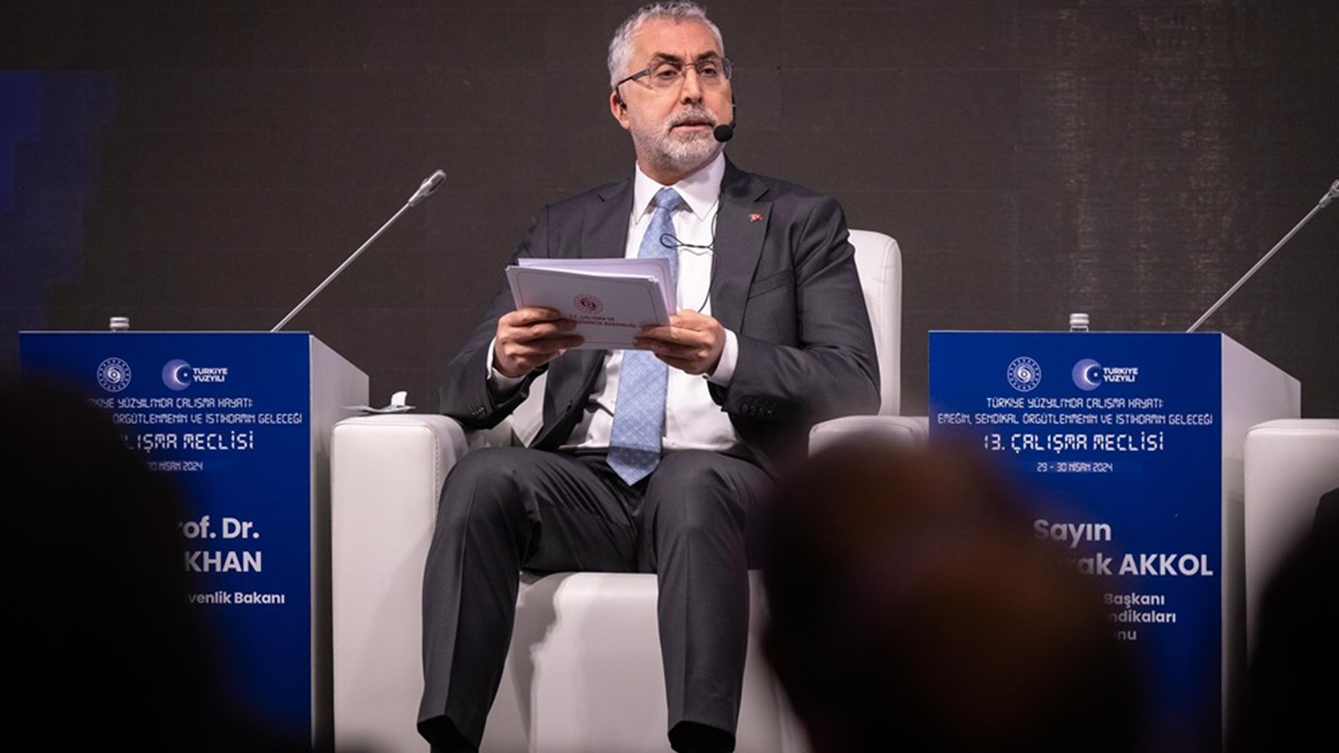 Çalışma ve Sosyal Güvenlik Bakanı Prof. Dr. Vedat Işıkhan, "Türkiye Yüzyılında Çalışma Hayatı: Emeğin, Sendikal Örgütlenmenin ve İstihdamın Geleceği" temasıyla düzenlenen 13. Çalışma Meclisi toplantısına katıldı.