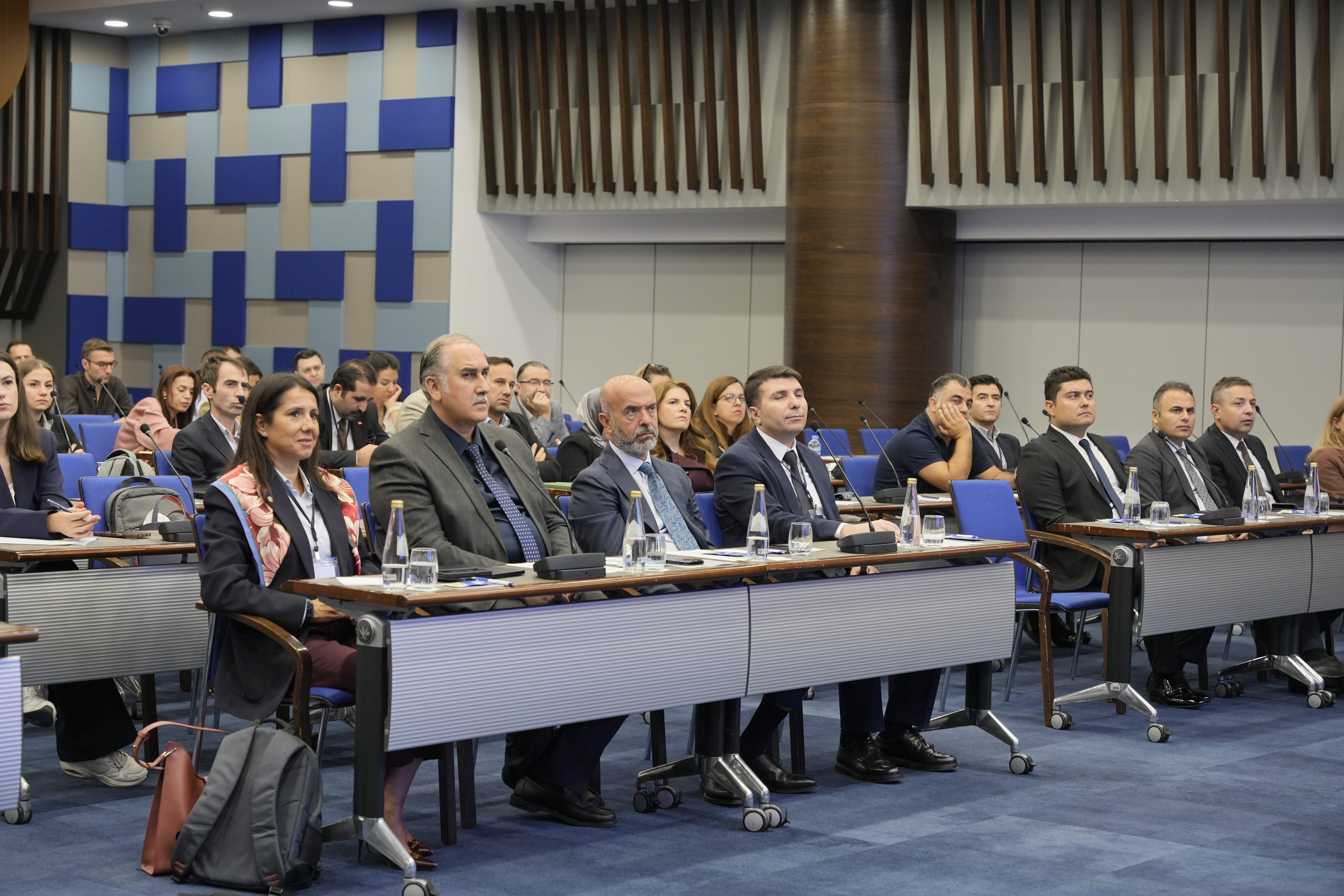 Türkiye İşveren Sendikaları Konfederasyonu (TİSK) ile Çalışma ve Sosyal Güvenlik Bakanlığı Rehberlik ve Teftiş Başkanlığı iş birliğinde düzenlenen “Endüstri İlişkileri Eğitimi”, 23 Eylül 2026 tarihinde İzmir Ticaret Odasında gerçekleştirildi. Programda rehberlik ve teftiş uygulamaları, yeni nesil çalışma modelleri, adil geçiş ile bireysel ve toplu iş hukukuna ilişkin güncel konular ele alındı. 