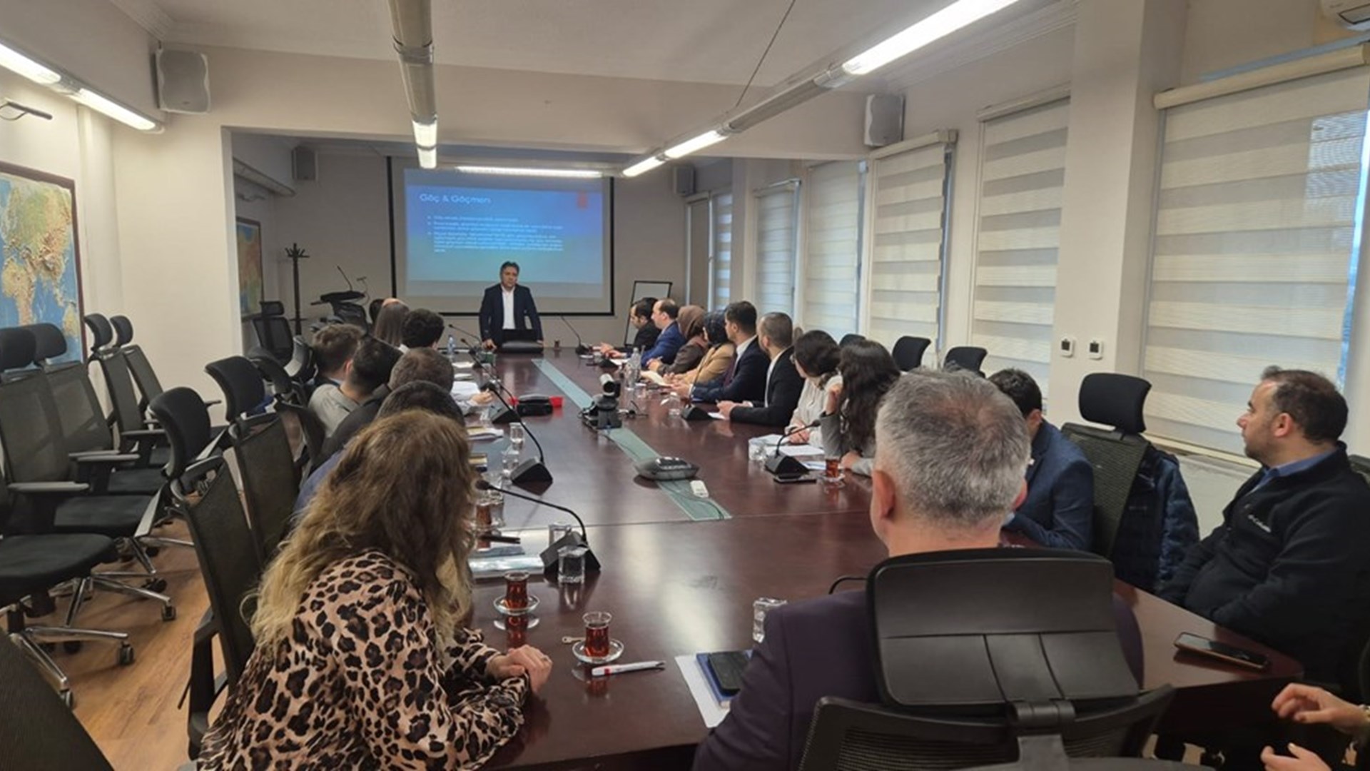 Genel Müdürlüğümüz, Eğitim Şubesi tarafından, uzman ve uzman yardımcılarımıza yönelik olarak “Dünyada ve Türkiye’de Göç Gündemi ve Eğilimleri; Dünyadaki Göçmen İşçi ve İşgücü Hareketlilikleri; Türkiye ile Avrupa Ülkeleri Arasındaki İşgücü Hareketlilikleri ve Anlaşmalar (1960’tan Günümüze) ” başlıkları altında eğitim programı düzenlemiştir.