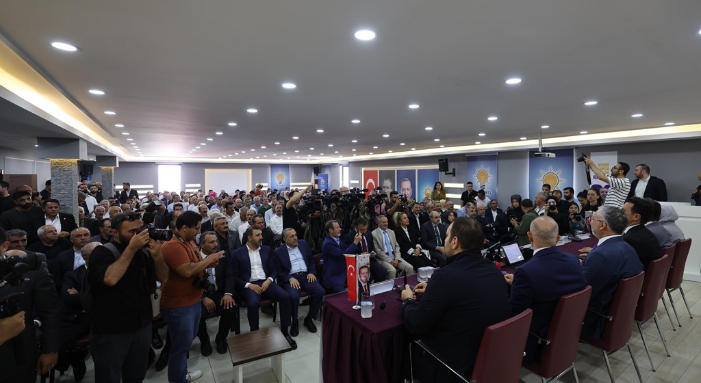 Çalışma ve Sosyal Güvenlik Bakanı Prof. Dr. Vedat Işıkhan, çeşitli ziyaretlerde bulunmak ve programlara katılmak üzere Van’a gitti.