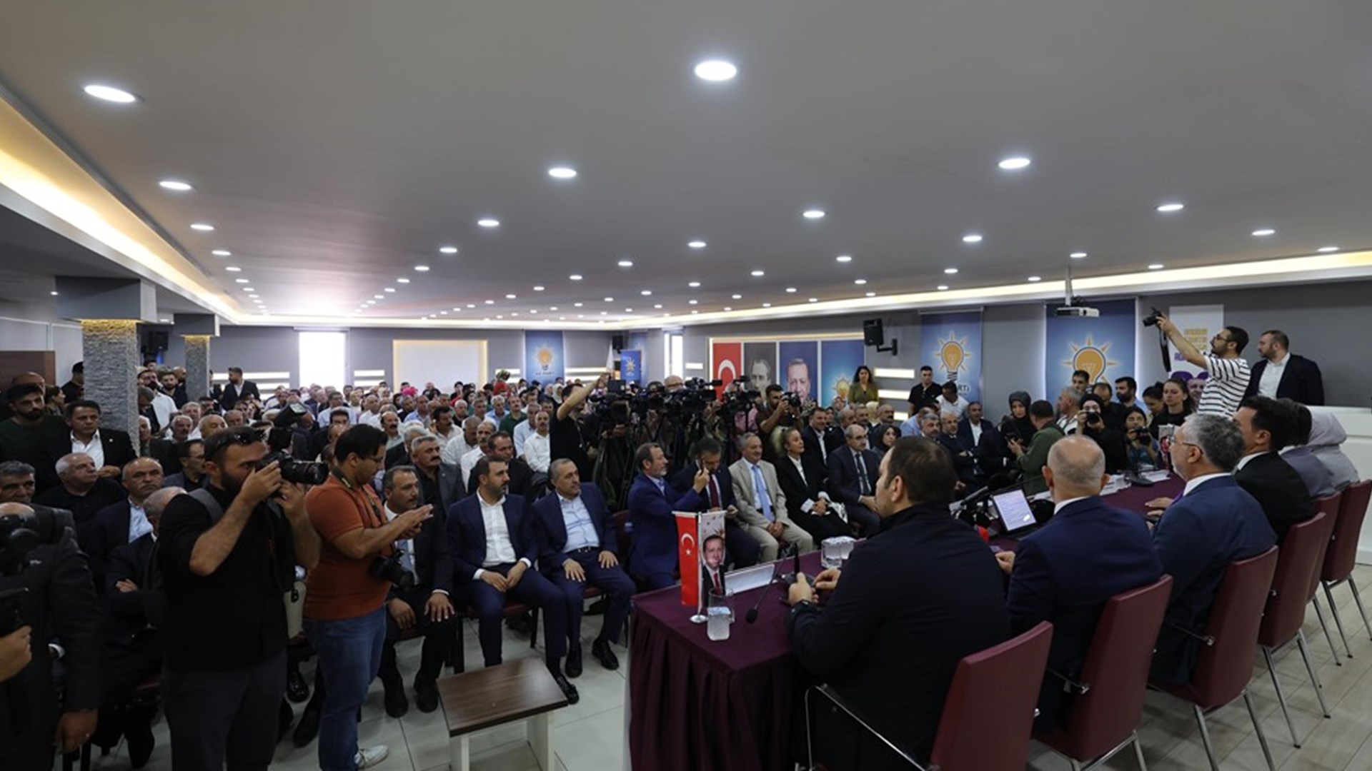 Çalışma ve Sosyal Güvenlik Bakanı Prof. Dr. Vedat Işıkhan, çeşitli ziyaretlerde bulunmak ve programlara katılmak üzere Van’a gitti.