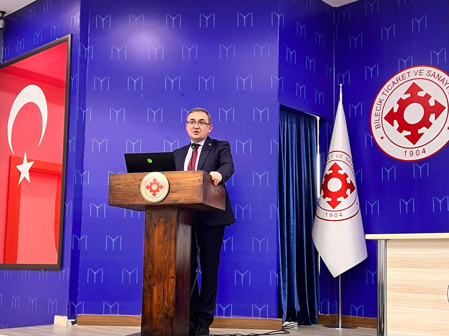 Rehberlik ve Teftiş Başkanlığı tarafından Bilecik Ticaret ve Sanayi Odası ile iş birliğinde, 13 Mayıs 2026 tarihinde işin yürütümü ile iş sağlığı ve güvenliği teftişlerine ilişkin farkındalık artırmaya yönelik bilgilendirme toplantısı düzenlendi. 