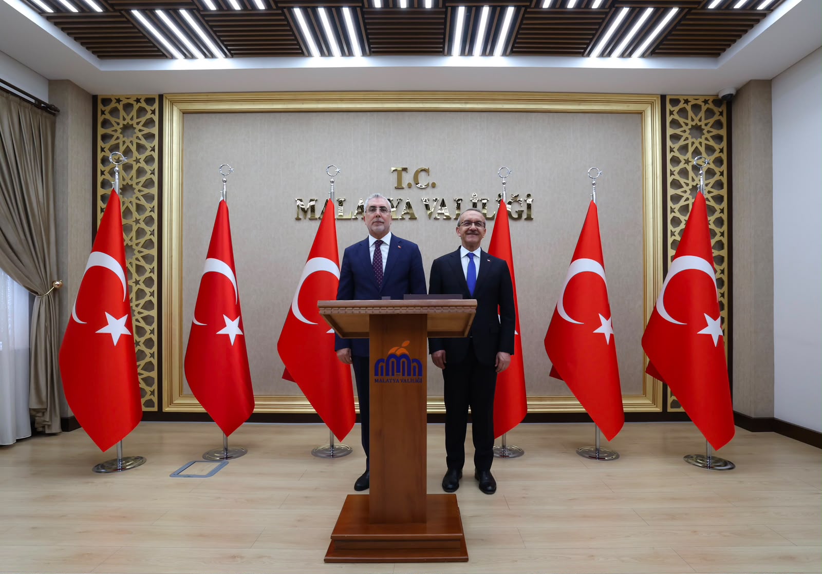 Çalışma ve Sosyal Güvenlik Bakanı Prof. Dr. Vedat Işıkhan, bir dizi ziyaretlerde bulunmak ve programlara katılmak üzere Malatya’ya gitti.