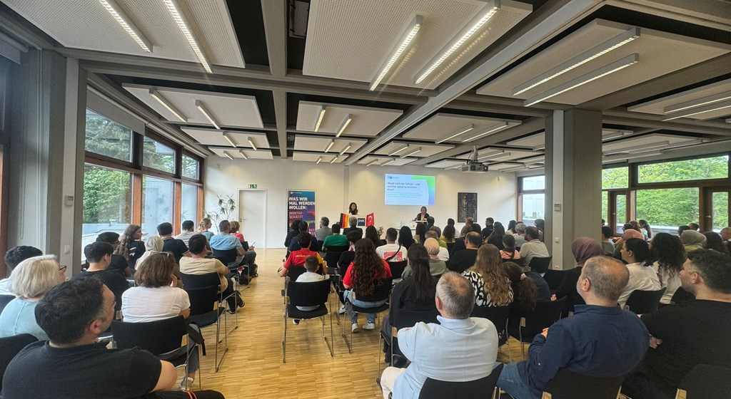 In the run-up to the summer holidays, the Stuttgart Attaché Office for Labour and Social Security provided young people and their parents with comprehensive information on post-school vocational training and higher education options.