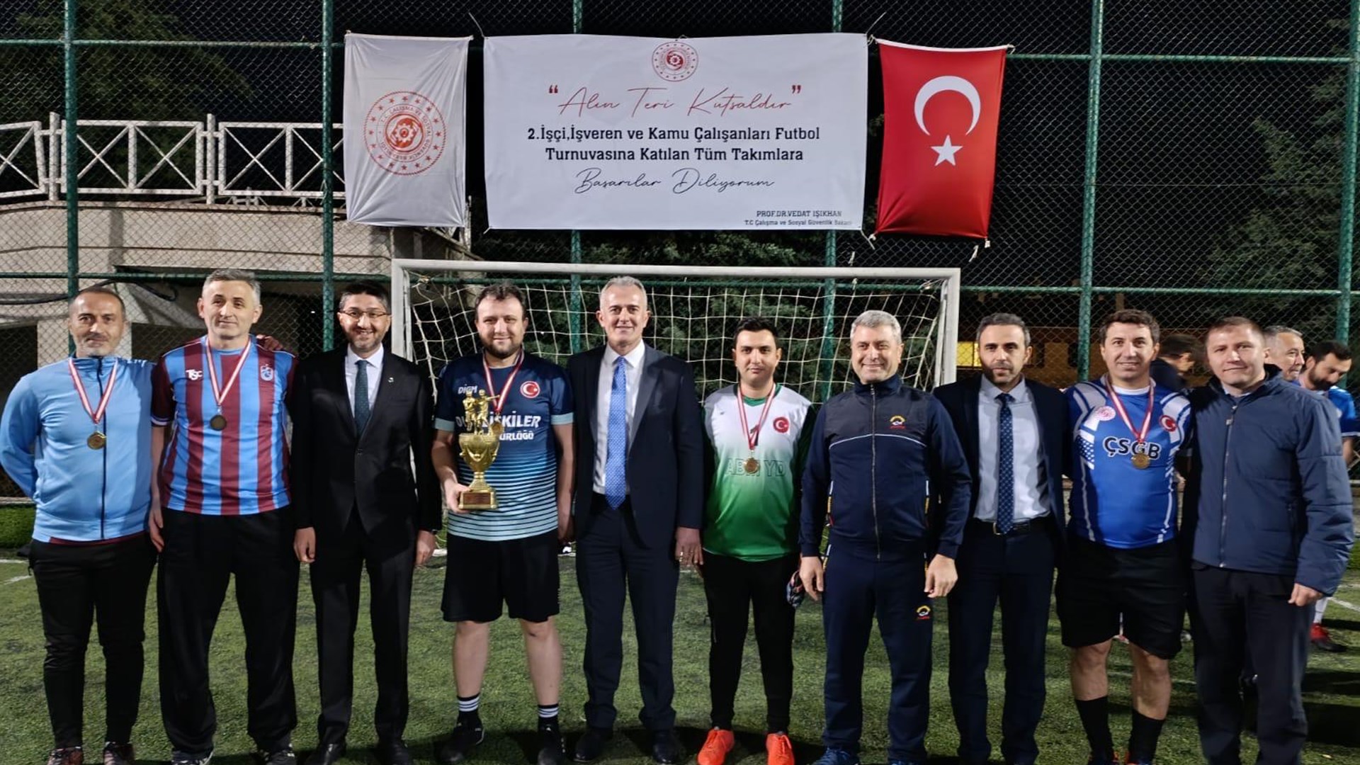 Bakanlığımız tarafından 1 Mayıs Emek ve Dayanışma Günü dolayısıyla düzenlenen “2. İşçi, İşveren ve Kamu Çalışanları Futbol Turnuvasında” Dış İlişkiler ve Avrupa Birliği Genel Müdürlüğümüz futbol takımı 3’üncü oldu.