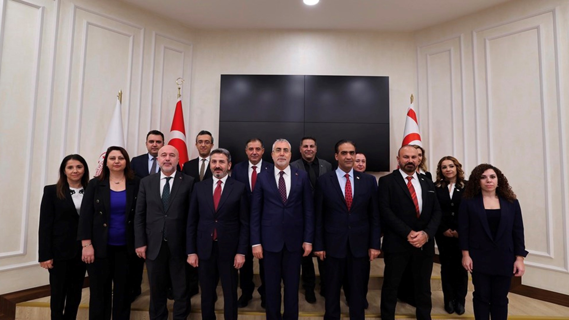 Çalışma ve Sosyal Güvenlik Bakanlığı tarafından düzenlenecek olan “Türk Devletlerinde Çalışma Hayatı ve Sosyal Koruma Uluslararası Konferansı” çerçevesinde Çalışma ve Sosyal Güvenlik Bakanı Prof. Dr. Vedat Işıkhan başkanlığında, Türk Devletlerinde Çalışma Hayatı ve Sosyal Koruma Üst Düzey İstişare Toplantısı düzenlendi.