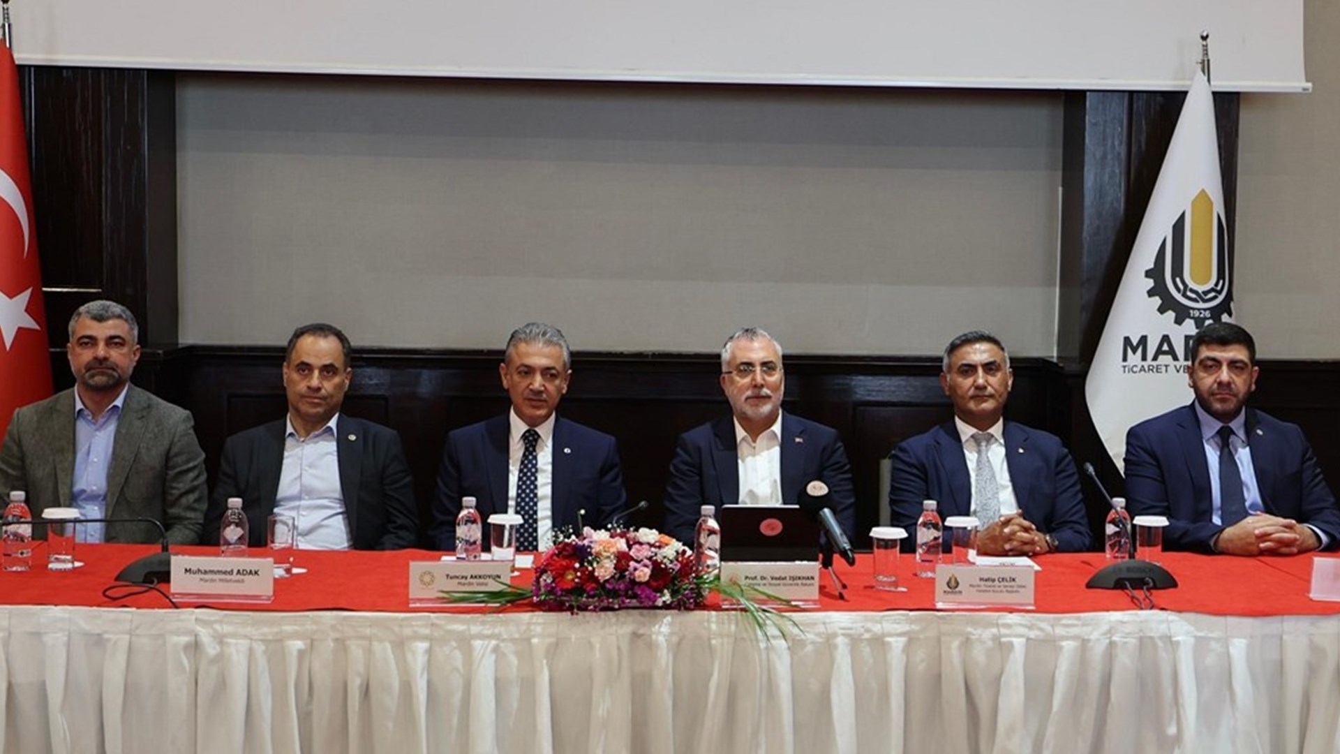 Çalışma ve Sosyal Güvenlik Bakanı Vedat Işıkhan, çeşitli temaslarda bulunmak ve “Mardin İş Dünyası İstişare Toplantısı”na katılmak üzere Mardin’e gitti.