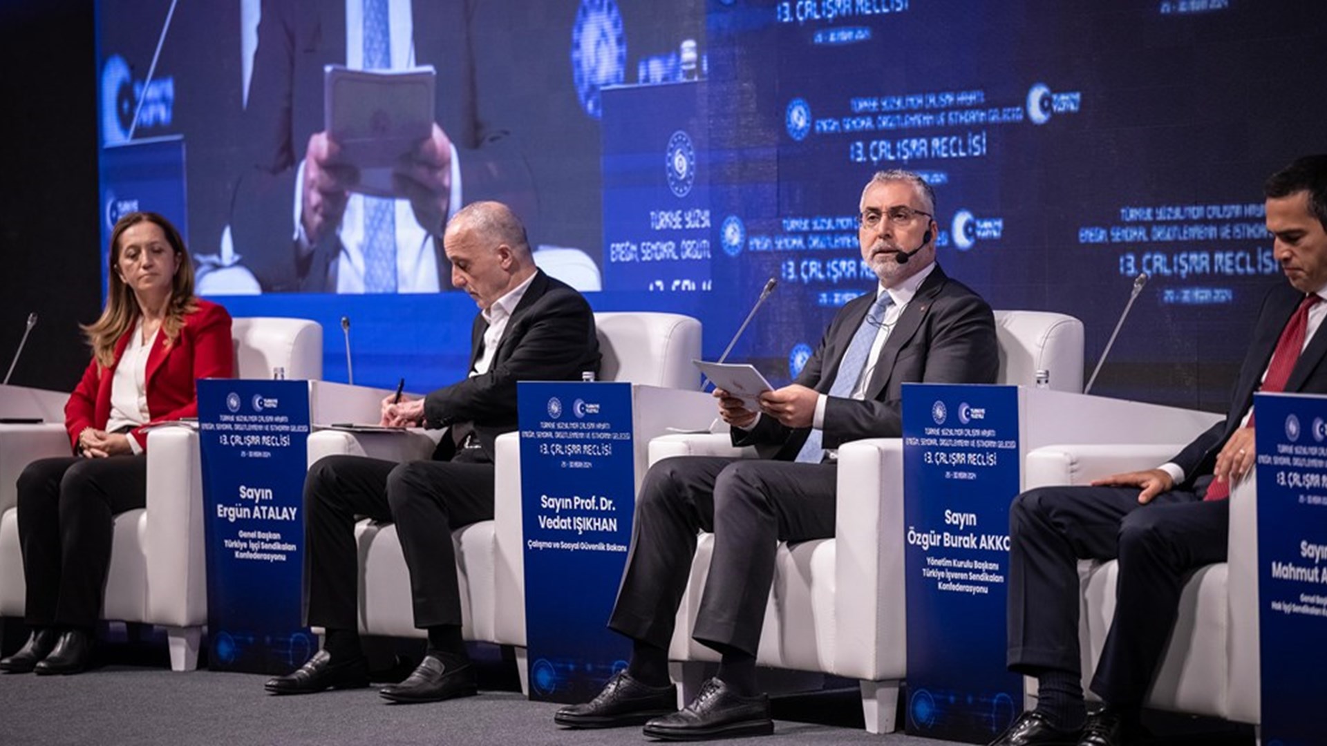 Çalışma ve Sosyal Güvenlik Bakanı Prof. Dr. Vedat Işıkhan, "Türkiye Yüzyılında Çalışma Hayatı: Emeğin, Sendikal Örgütlenmenin ve İstihdamın Geleceği" temasıyla düzenlenen 13. Çalışma Meclisi toplantısına katıldı.