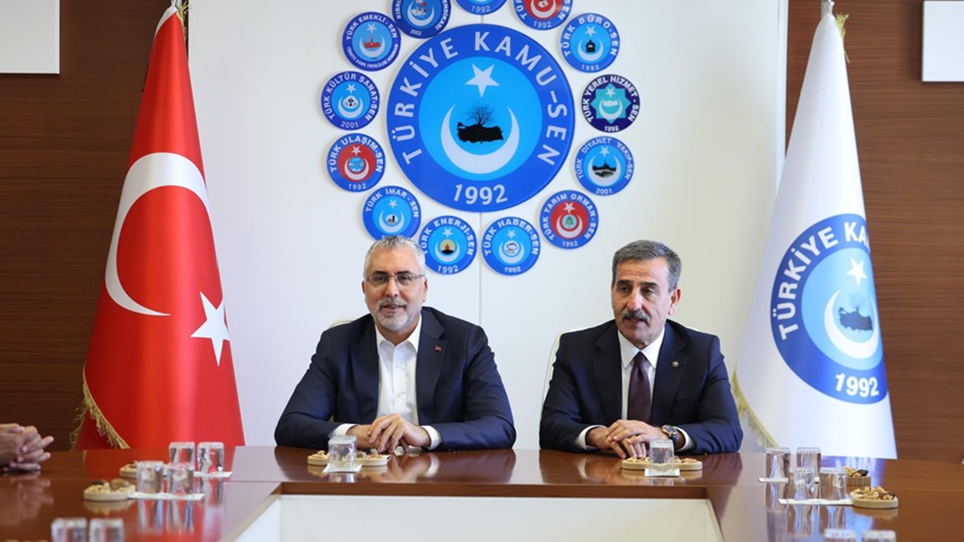 Çalışma ve Sosyal Güvenlik Bakanı Prof. Dr. Vedat Işıkhan, Türk-İş, Hak-İş, Türkiye Kamu-Sen, TESK ve TZOB Konfederasyonlarını ziyaret etti.