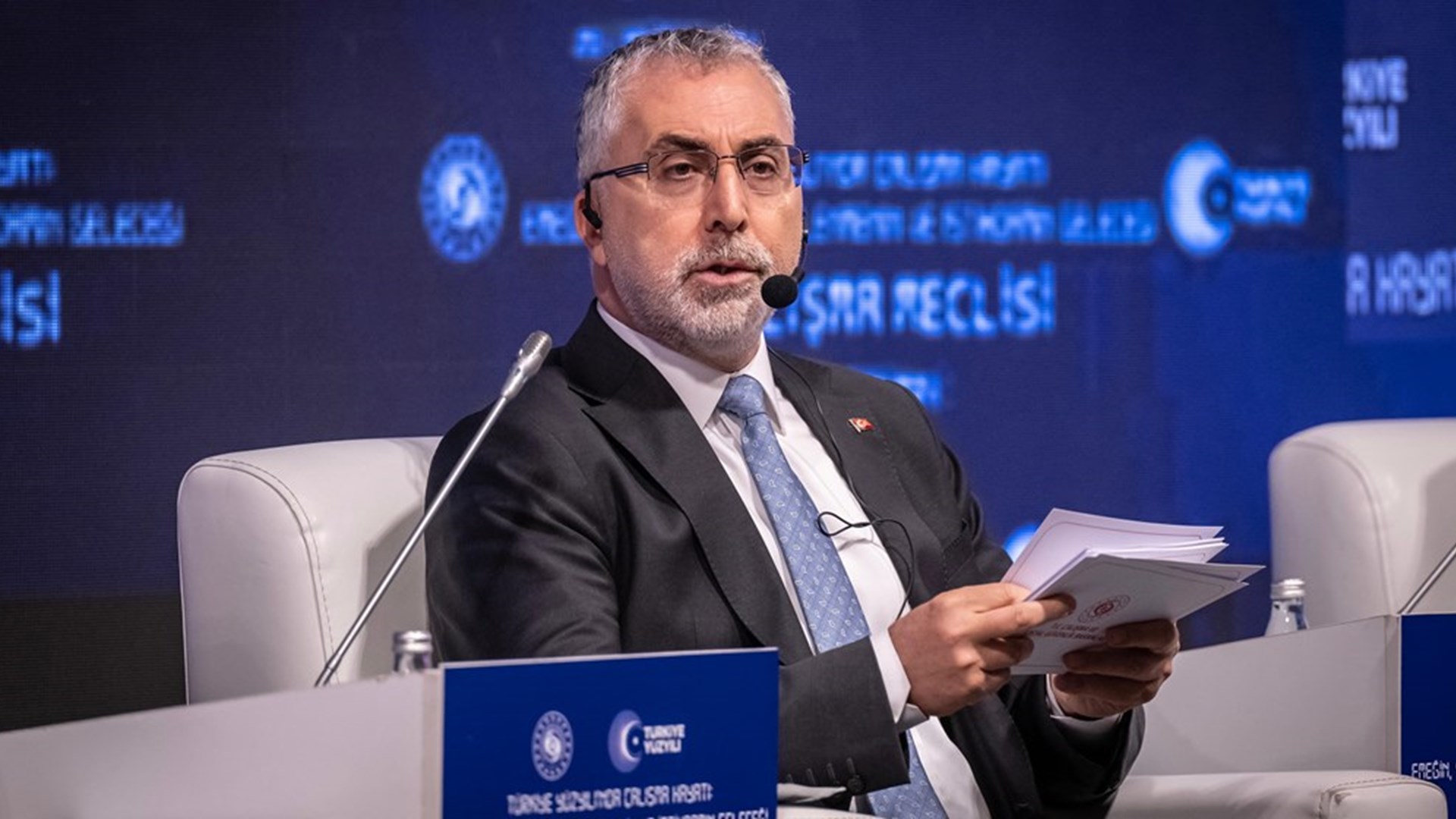 Çalışma ve Sosyal Güvenlik Bakanı Prof. Dr. Vedat Işıkhan, "Türkiye Yüzyılında Çalışma Hayatı: Emeğin, Sendikal Örgütlenmenin ve İstihdamın Geleceği" temasıyla düzenlenen 13. Çalışma Meclisi toplantısına katıldı.