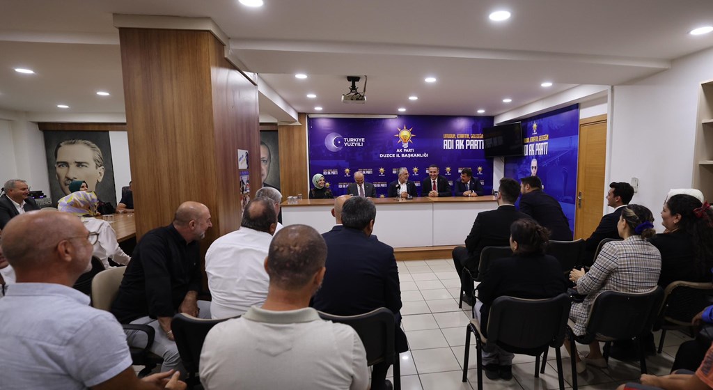 Çalışma ve Sosyal Güvenlik Bakanı Prof. Dr. Vedat Işıkhan, çeşitli ziyaretlerde bulunmak ve AK Parti Düzce İl Danışma Meclisi Toplantısı’na katılmak üzere Düzce’ye gitti.