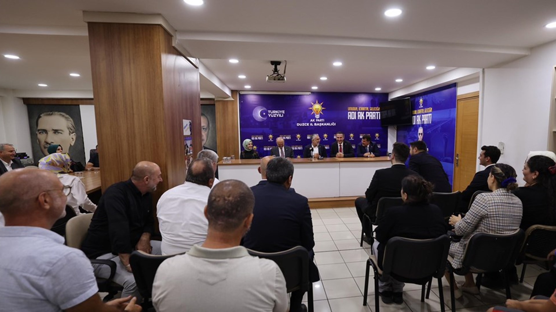 Çalışma ve Sosyal Güvenlik Bakanı Prof. Dr. Vedat Işıkhan, çeşitli ziyaretlerde bulunmak ve AK Parti Düzce İl Danışma Meclisi Toplantısı’na katılmak üzere Düzce’ye gitti.