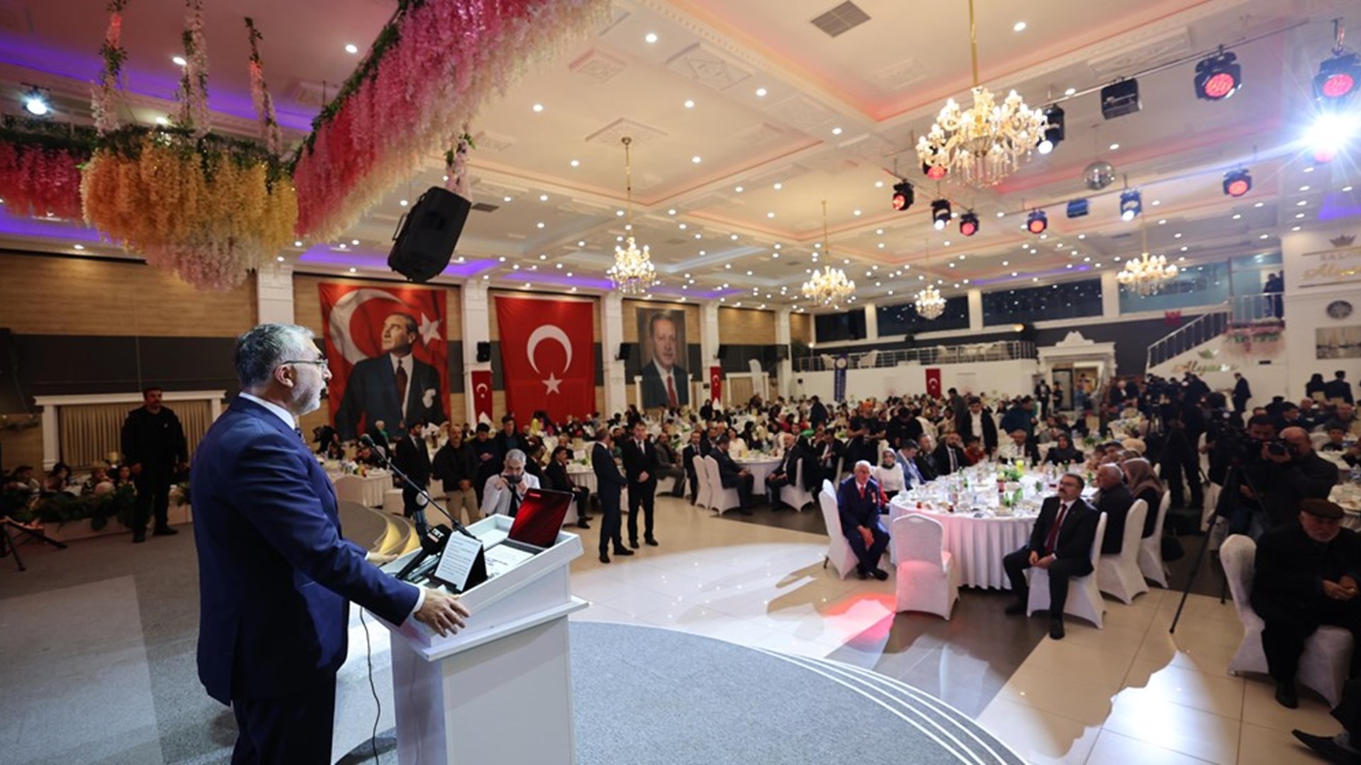 Çalışma ve Sosyal Güvenlik Bakanı Prof. Dr. Vedat Işıkhan, çeşitli temaslarda bulunmak ve programlara katılmak üzere Iğdır’a gitti.