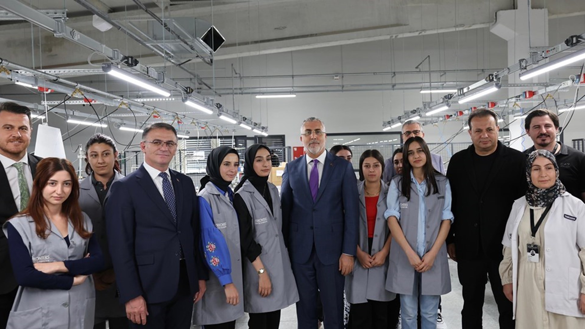 Çalışma ve Sosyal Güvenlik Bakanı Prof. Dr. Vedat Işıkhan, çeşitli ziyaretlerde bulunmak ve programlara katılmak üzere Van’a gitti.