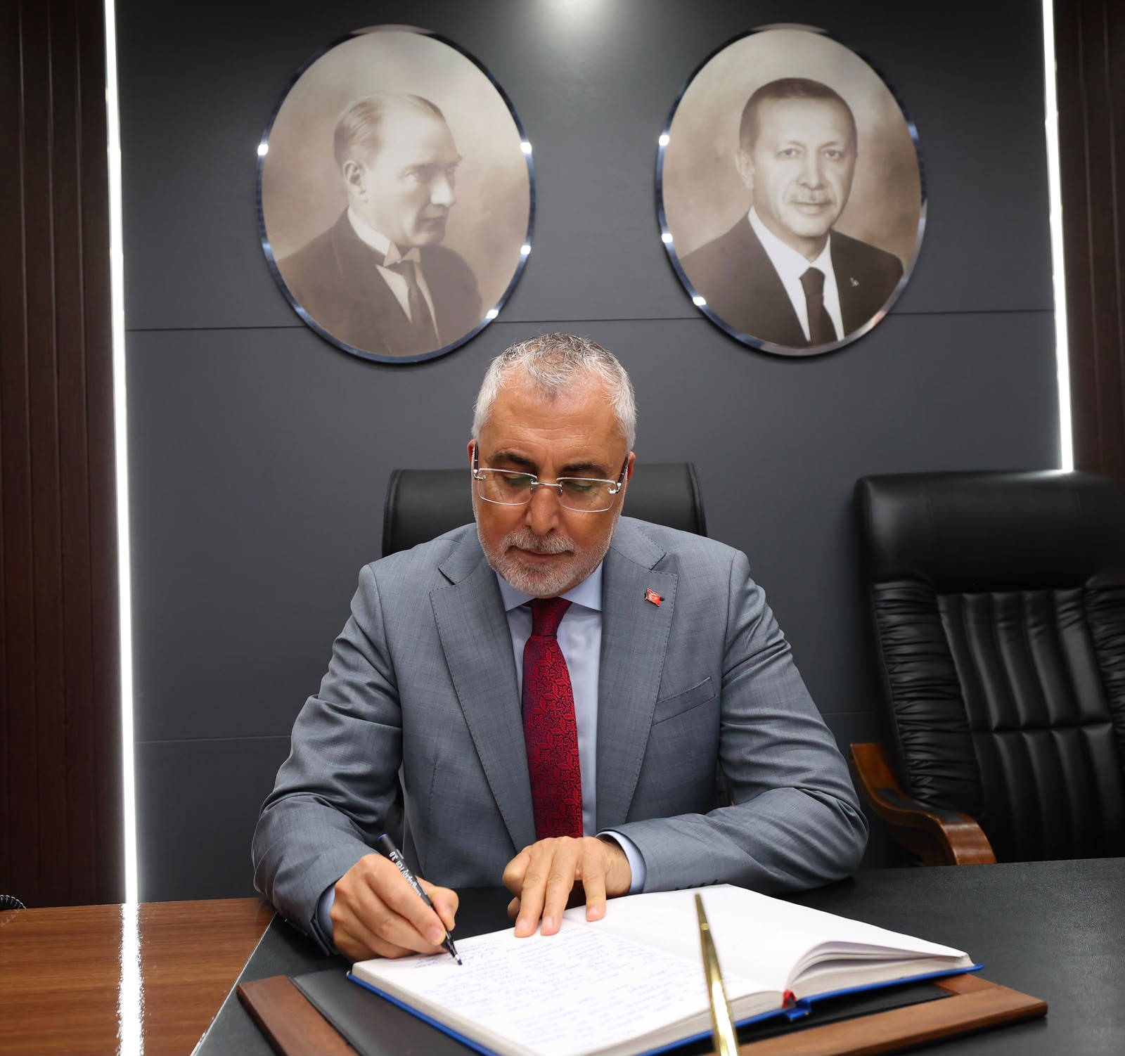 Çalışma ve Sosyal Güvenlik Bakanı Prof. Dr. Vedat Işıkhan, çeşitli ziyaretlerde bulunmak ve programlara katılmak üzere Zonguldak’a gitti.