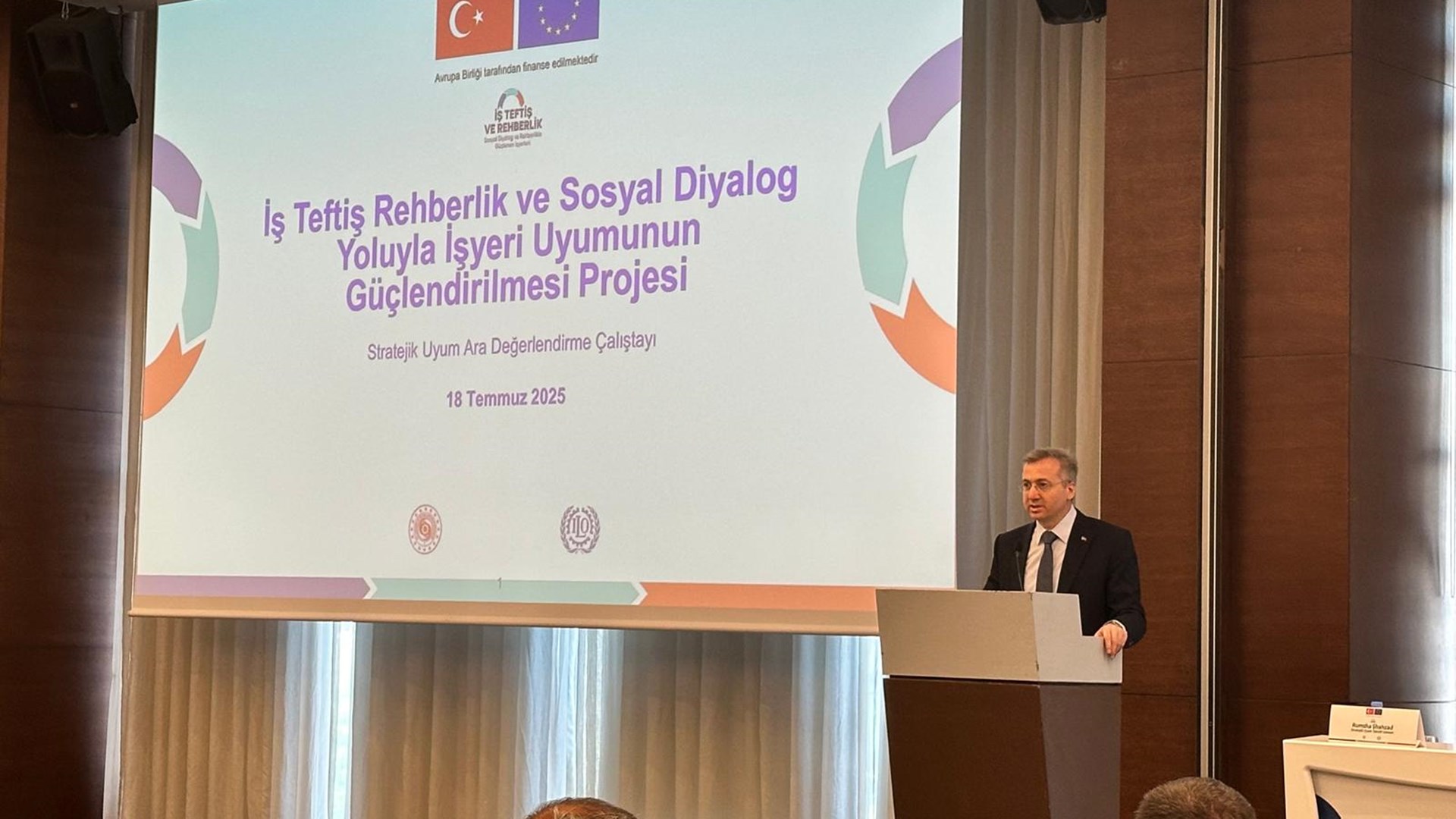 İş Teftiş Rehberlik ve Sosyal Diyalog Yoluyla İşyeri Uyumunun Güçlendirilmesi Projesi kapsamında, 18 Temmuz 2025 tarihinde Ankara’da ara değerlendirme çalıştayı gerçekleştirildi.