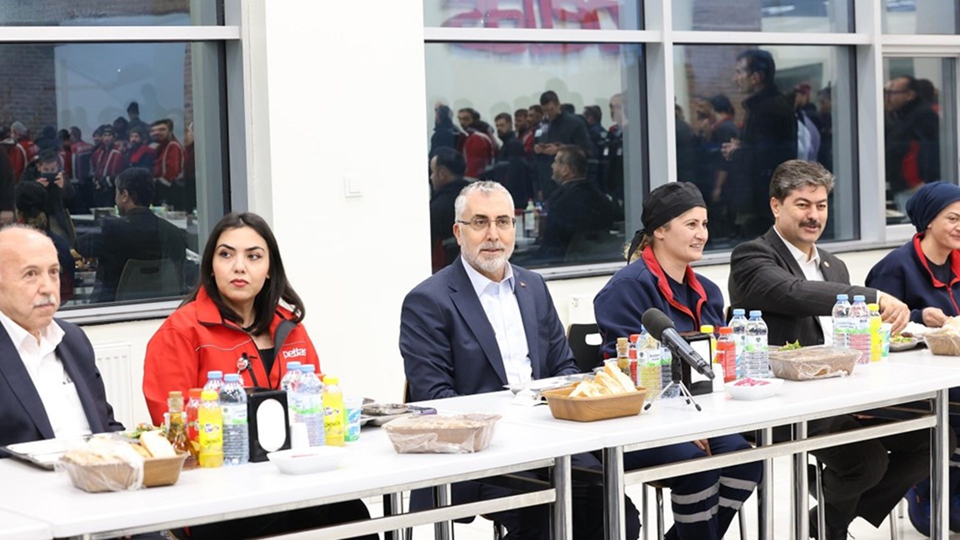 Çalışma ve Sosyal Güvenlik Bakanı Prof. Dr. Vedat Işıkhan, çeşitli temaslarda bulunmak ve programlara katılmak üzere Kırşehir’e gitti.