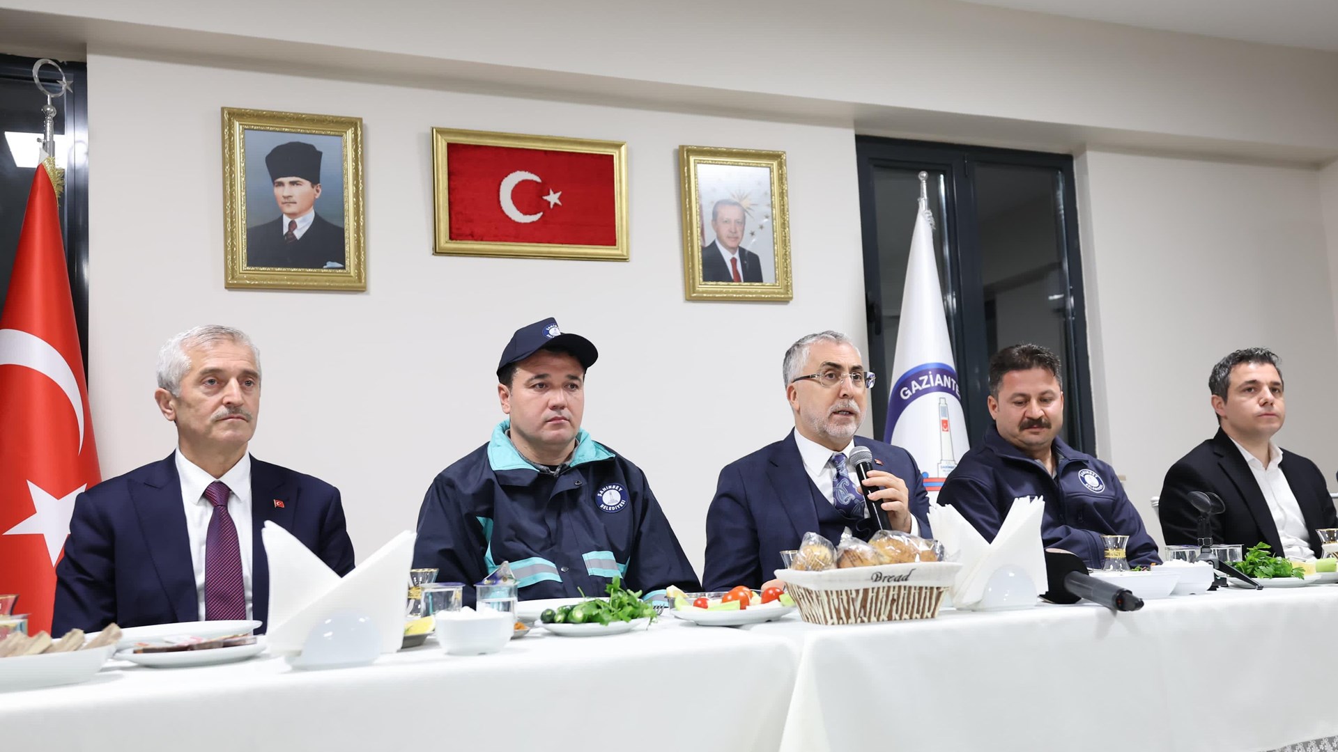 Bakan Işıkhan, Gaziantep'te İşçilerle Sahurda Bir Araya Geldi
