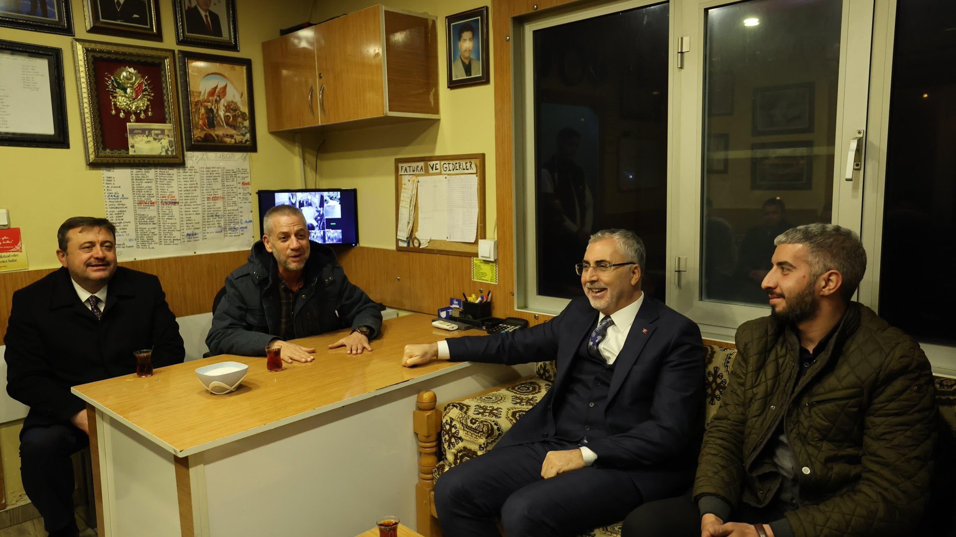 Bakan Işıkhan, Gaziantep'te İşçilerle Sahurda Bir Araya Geldi