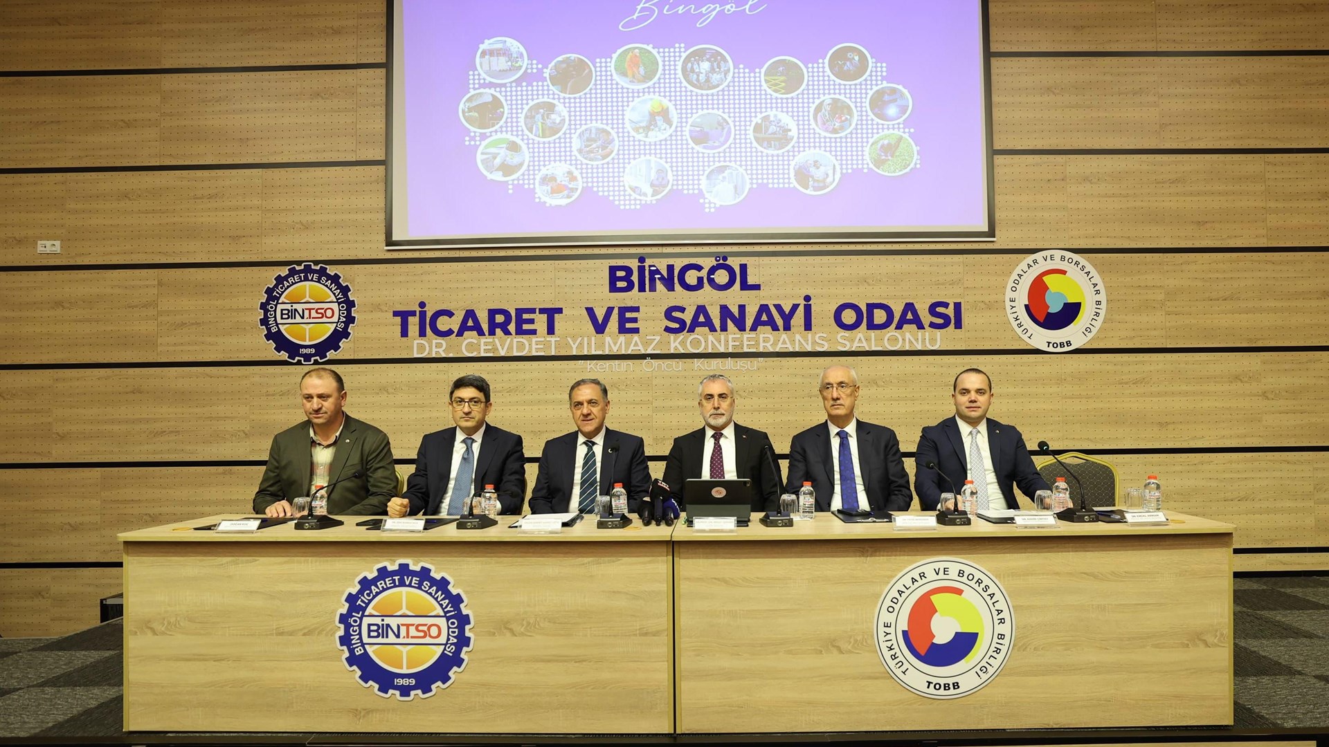 Çalışma ve Sosyal Güvenlik Bakanı Prof. Dr. Vedat Işıkhan, çeşitli ziyaretlerde bulunmak ve programlara katılmak üzere Bingöl’e gitti.