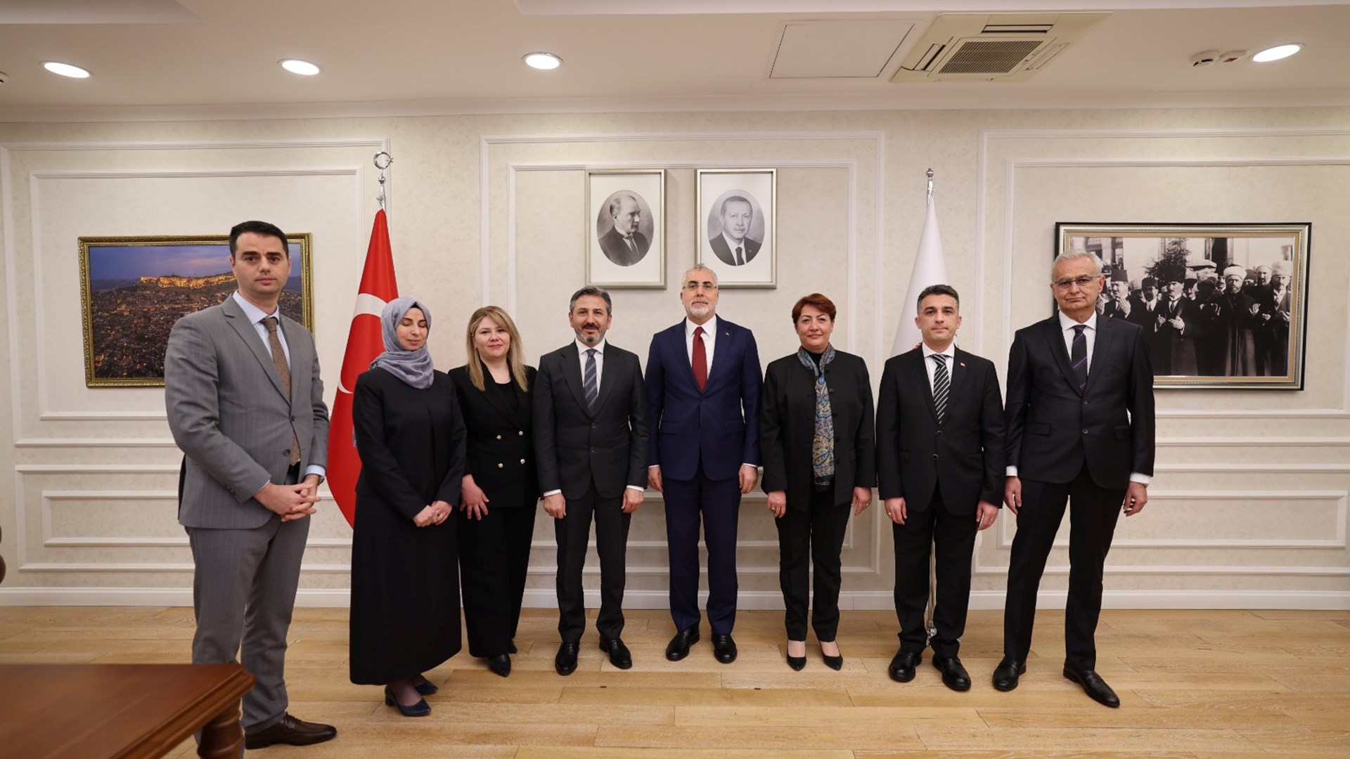 Bakanımız Sayın Vedat IŞIKHAN 5 Nisan Avukatlar Günü dolayısıyla Bakan Yardımcımız Sayın Av. Ahmet AYDIN'ı, Genel Müdürlüğümüzde görevli avukat yöneticileri, İŞKUR I. Hukuk Müşaviri ve SGK I. Hukuk Müşavirini kabul etti.