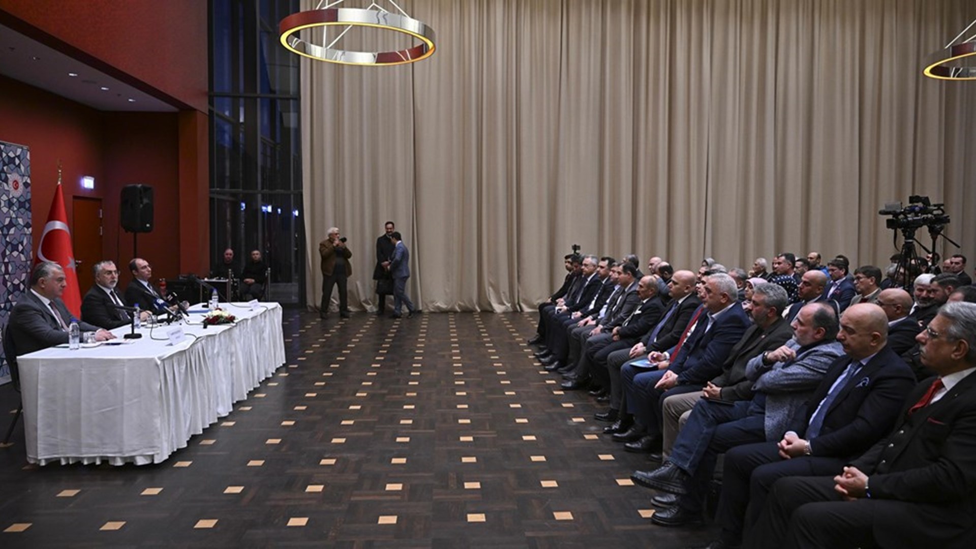 Çalışma ve Sosyal Güvenlik Bakanı Prof. Dr. Vedat Işıkhan, Türkiye-Almanya Bakanlıklararası Ortak Çalışma Grubu 7. Toplantısı’na katılmak üzere Berlin’e gitti.