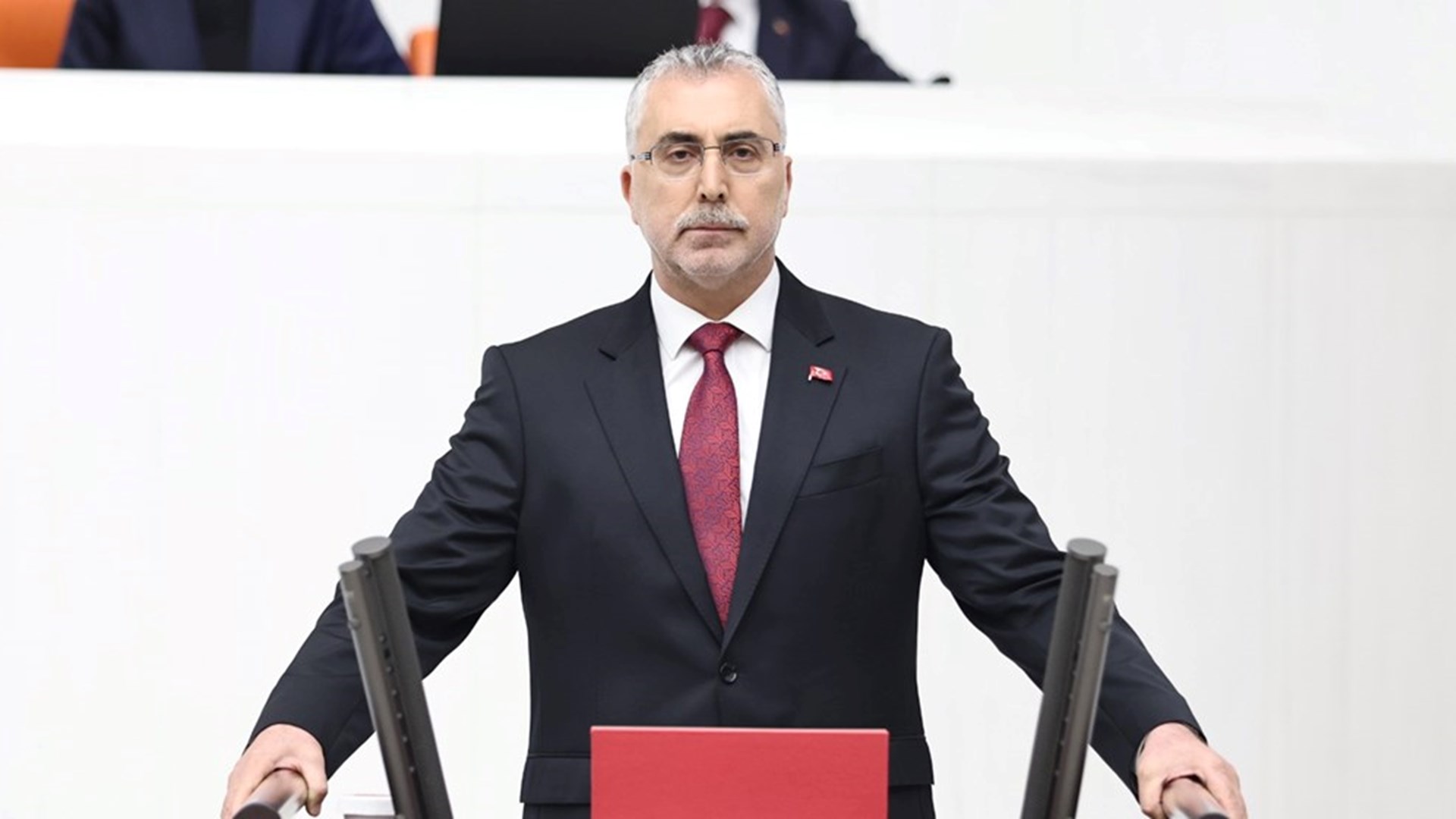 Çalışma ve Sosyal Güvenlik Bakanı Vedat Işıkhan Türkiye Büyük Millet Meclisi Genel Kurulunda ant içti.