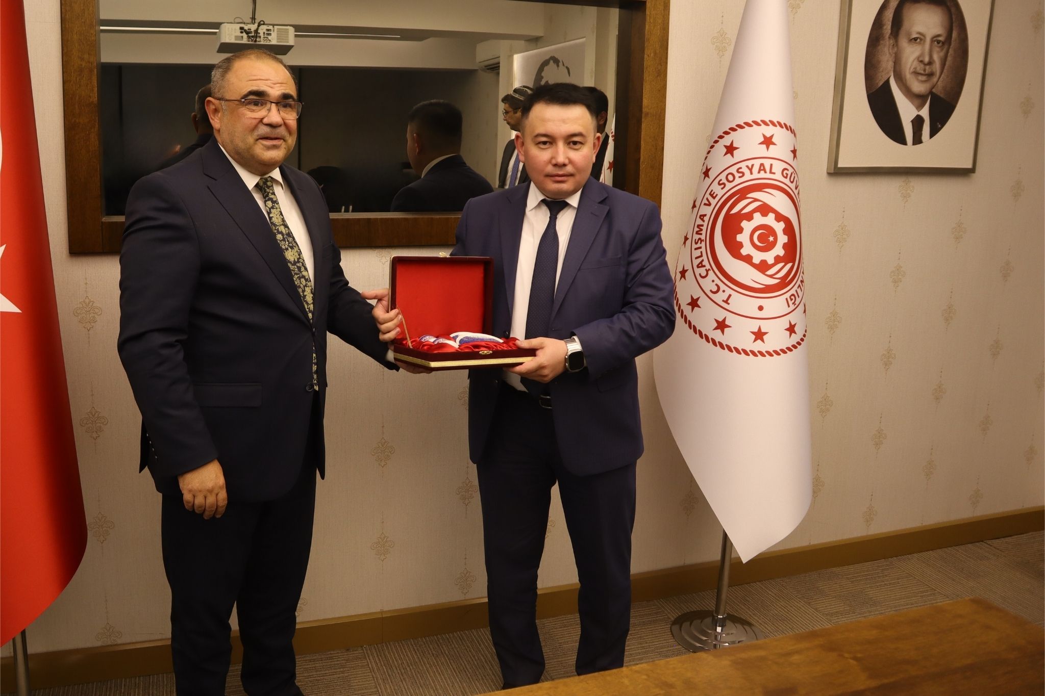 A delegation from the Ministry of Employment and Poverty Reduction of the Republic of Uzbekistan, led by Mr. Doniyorbek Dadakhonov, met with a delegation from our Directorate General, headed by our Deputy Director General, Mr. Mahir Gümüş.